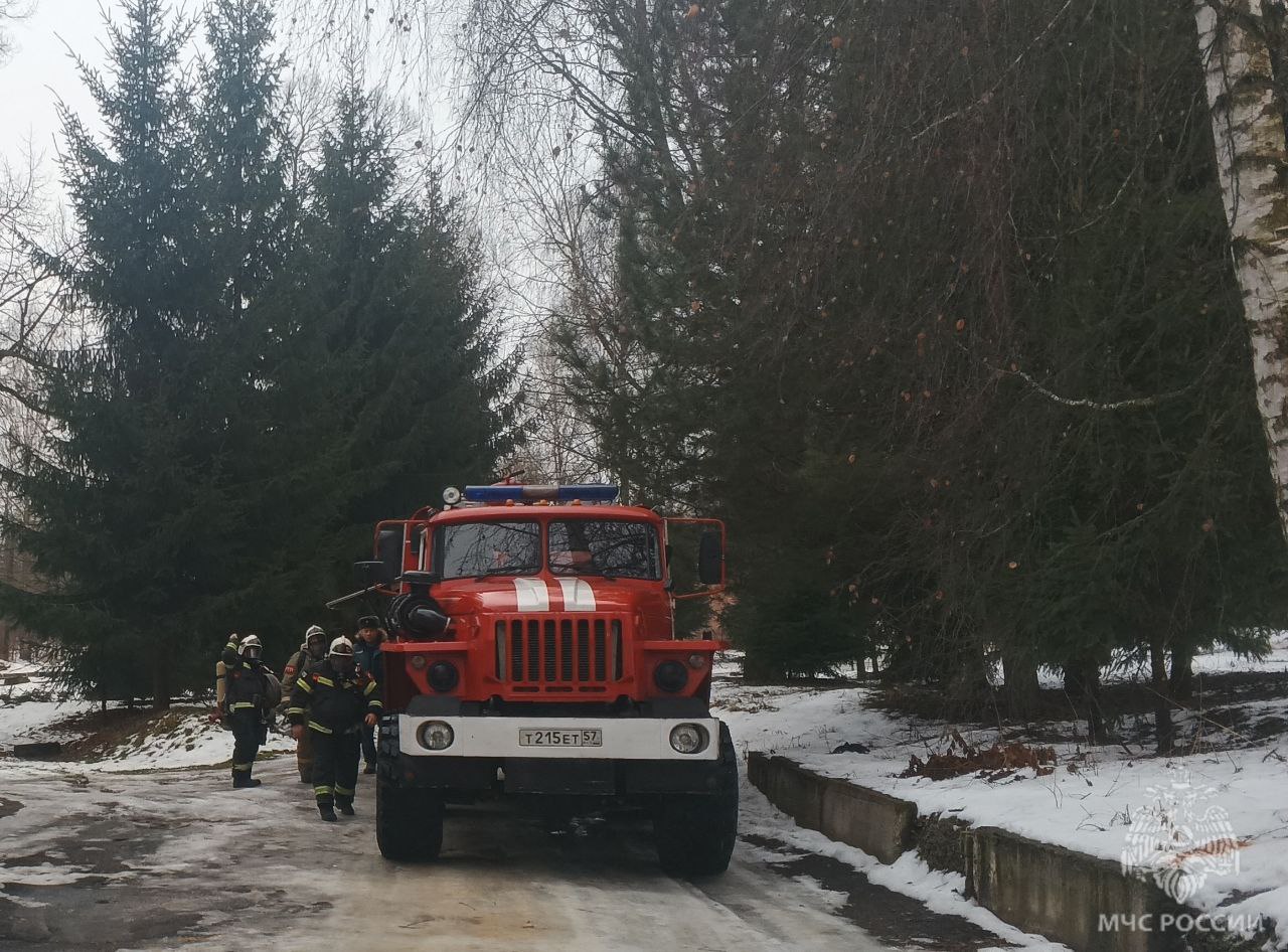 Огнеборцы провели учение в районной больнице   Сотрудники 22 пожарно-спасательной части провели пожарно-тактическое учение в Знаменской центральной районной больнице.    Дежурный караул провел разведку, в ходе которой был спасен один человек. После этого сотрудники части приступили к тушению пожара.   Сотрудниками МЧС России:  отработаны маршруты эвакуации людей из здания, проведение спасательных работ;  определены схемы подачи огнетушащих веществ на тушение пожара;  проверено наружное противопожарное водоснабжение объекта, исправность охранно-пожарной сигнализации;  проведена беседа с работниками учреждения о действиях персонала в случае пожара.