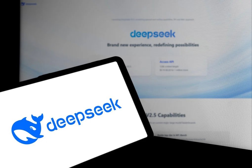 DeepSeek сунъий интеллекти бутун дунёда ваҳима уйғотди  Хитойнинг DeepSeek компанияси сунъий интеллектга асосланган бепул чат-бот ишлаб чиқарди, бу эса Кремний водийсидаги инвесторлар орасида ваҳима келтириб чиқарди ва фикрлаш бўйича ўтказилган бир нечта синовларда американинг ChatGPT сидан ўзиб кетди.  Таъкидланишича, Хитойнинг СИ-ёрдамчиси «бутун СИ таъминот занжирининг инвестиция асосларини жиддий равишда заифлаштириши мумкин». У очиқ кодли DeepSeek-V3 модели асосида ишлайди. Бу модель, айтилишича, $6 млндан камроқ маблағ сарфланиб ишлаб чиқилган. Бу рақобатчилар томонидан шунга ўхшаш ишланмаларга сарфланган миллиардлардан анча кам. Бироқ, бу даъво СИ соҳасидаги бошқа мутахассислар томонидан шубҳа остига олинмоқда.  Хитой сунъий интеллекти тақдим этилиши фонида халқаро биржаларда ҳақиқий ваҳима бошланди. Европада Nasdaq 100 фонд биржасидаги фьючерслар 2,6 фоизга, S&P 500 индекси бўйича эса 1,4 фоизга пасайди. Американинг технология компанияси Nvidia акциялари эса деярли 10 фоизга тушиб кетди.      - ТВда кўрсатилмайдиган, газеталар айтмайдиган махфий хабарлар каналига аъзо бўлинг!