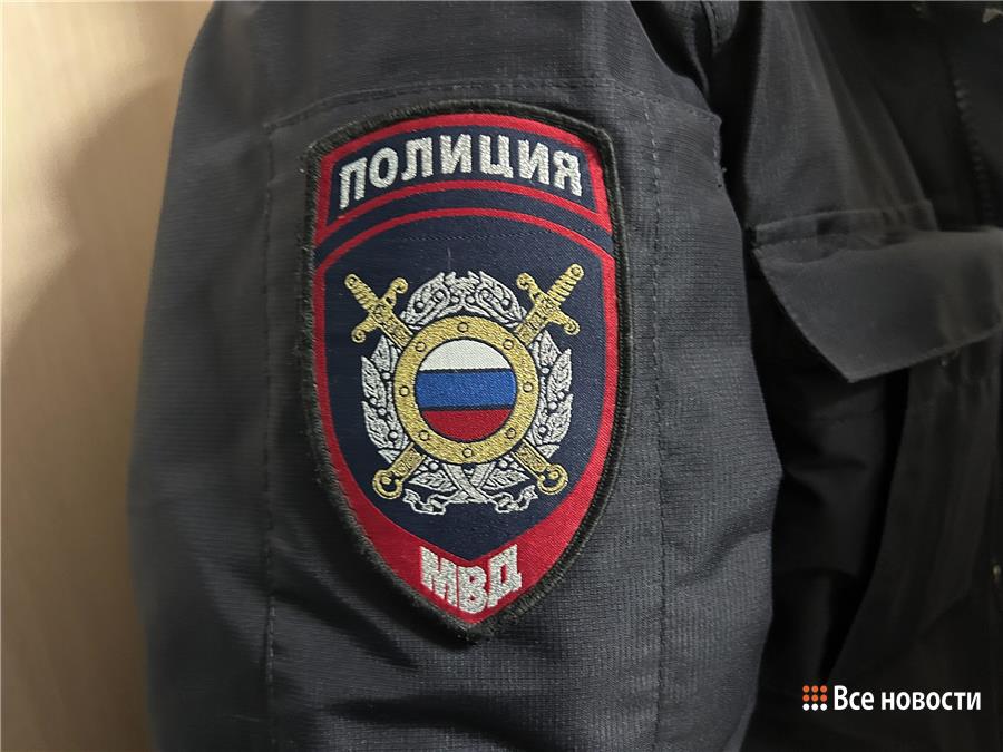 Тагильский полицейский за деньги «сливал» адреса умерших Бывшего капитана полиции Романа С. будут судить за коррупцию. Его обвиняют в передаче данных о скончавшихся жителях города похоронной службе. Об этом сообщили в прокуратуре Свердловской области. По версии следствия, с августа 2021 по июль 2024 года оперативный дежурный регулярно передавал представителю ритуальной службы информацию об адресах умерших тагильчан. За каждую утечку данных получал от 3 до 9 тыс рублей, которые переводились на его счет через посредника. Всего сотрудник МВД получил 136 тыс рублей за 40 эпизодов. На на него возбудили дело о мелком взяточничестве ч. 1 ст. 291.2 УК РФ . Прокуратура утвердила обвинительное заключение, дело передано в Ленинский райсуд. Максимальная санкция по ней — до года лишения свободы. Женщина, через которую переводились деньги, избежала уголовного преследования, так как не знала о незаконном происхождении средств. В отношении представителя ритуального агентства организована процессуальная проверка.