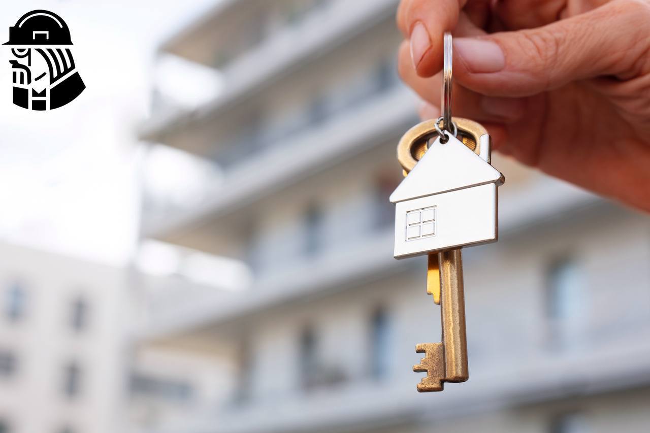 Госдума введет период охлаждения для сделок с квартирами В Госдуме готовят новый закон чтобы защитить людей от мошенников при покупке готового жилья Он предусматривает период охлаждения до семи дней когда деньги от продажи квартиры будут храниться в банке За это время покупатель сможет спокойно проверить все документы и убедиться что сделка полностью честная подобно тому как это уже работает при получении больших кредитов Эта мера необходима потому что в последнее время резко выросло число обманов на вторичном рынке жилья Эксперты объясняют это тем что из за дорогих ипотек на новостройки и роста цен у застройщиков многие покупатели переключились на вторичку чем и воспользовались злоумышленники Новый закон призван обеспечить дополнительную безопасность для граждан kvadratnymaster