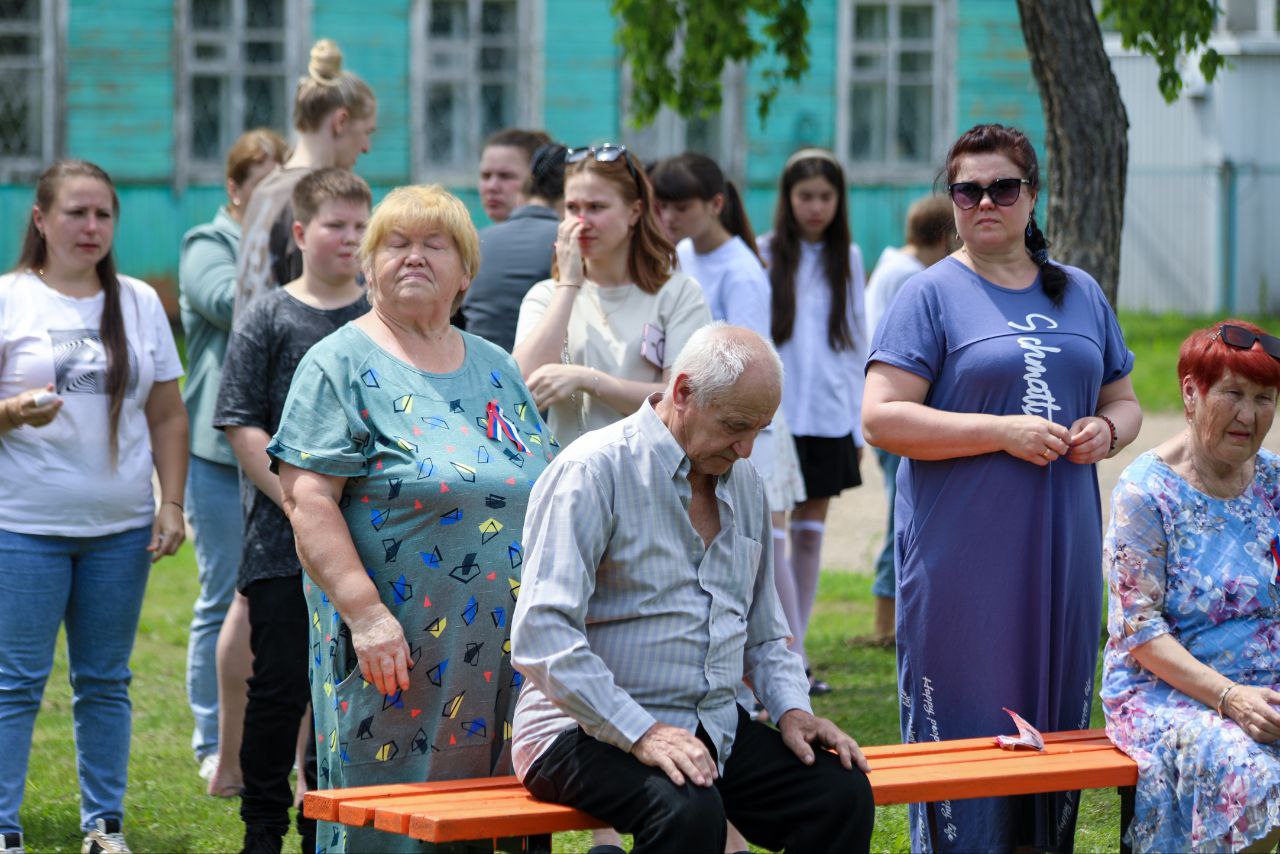 В Октябрьском районе ЕАО открыли аллею памяти «Мост Победы» Участие в открытии памятного места в селе Нагибово во время празднования Дня России приняли ветераны СВО, сотрудники филиала фонда «Защитники Отечества» в ЕАО и неравнодушные жители села. На аллее памяти «Мост Победы» установлено девять пилонов участникам Великой Отечественной войны и семь пилонов героям специальной военной операции, а также высажена «Аллея памяти». «Символично, что открытие состоялось именно сегодня 12 июня в День России. Это памятное место создано, чтобы сохранить преемственность поколений, историческую правду о нашей стране, а также служить символом уважения к подвигу всех защитников Отечества», - рассказала заместитель руководителя по общественным проектам регионального филиала фонда Кристина Попова. #ЗащитникиОтечества #ЗащитникиОтечества79
