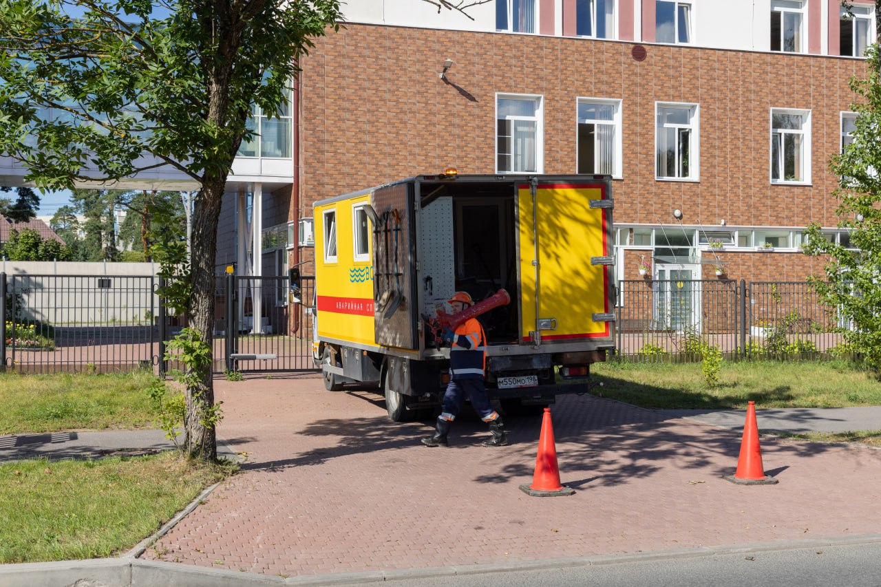 Водоканал приступил к проверке технического состояния более 2500 пожарных гидрантов у образовательных учреждений  До конца августа бригады обследуют сети водоснабжения и водоотведения на наличие провалов и технологических нарушений во всех районах Петербурга — всего более 2000 адресов.  «Водоканал Санкт-Петербурга» отвечает не только за водоснабжение города, но и обеспечивает водой противопожарные расчеты при тушении возгораний. Поэтому специалистами также проверяется техническое состояние более 2500 пожарных гидрантов и их готовность к пожаротушению.  Все неисправности оперативно устраняют специалисты предприятия.   Важно: Водоканал занимается проверкой технического состояния только уличных сетей. Работа водопровода и канализации в самих учебных заведениях находится вне зоны ответственности предприятия.   ‍ В Петербурге более 24 000 гидрантов, находящихся в ведении Водоканала. Специалисты предприятия совместно с МЧС проверяют их работоспособность и водоотдачу дважды в год.