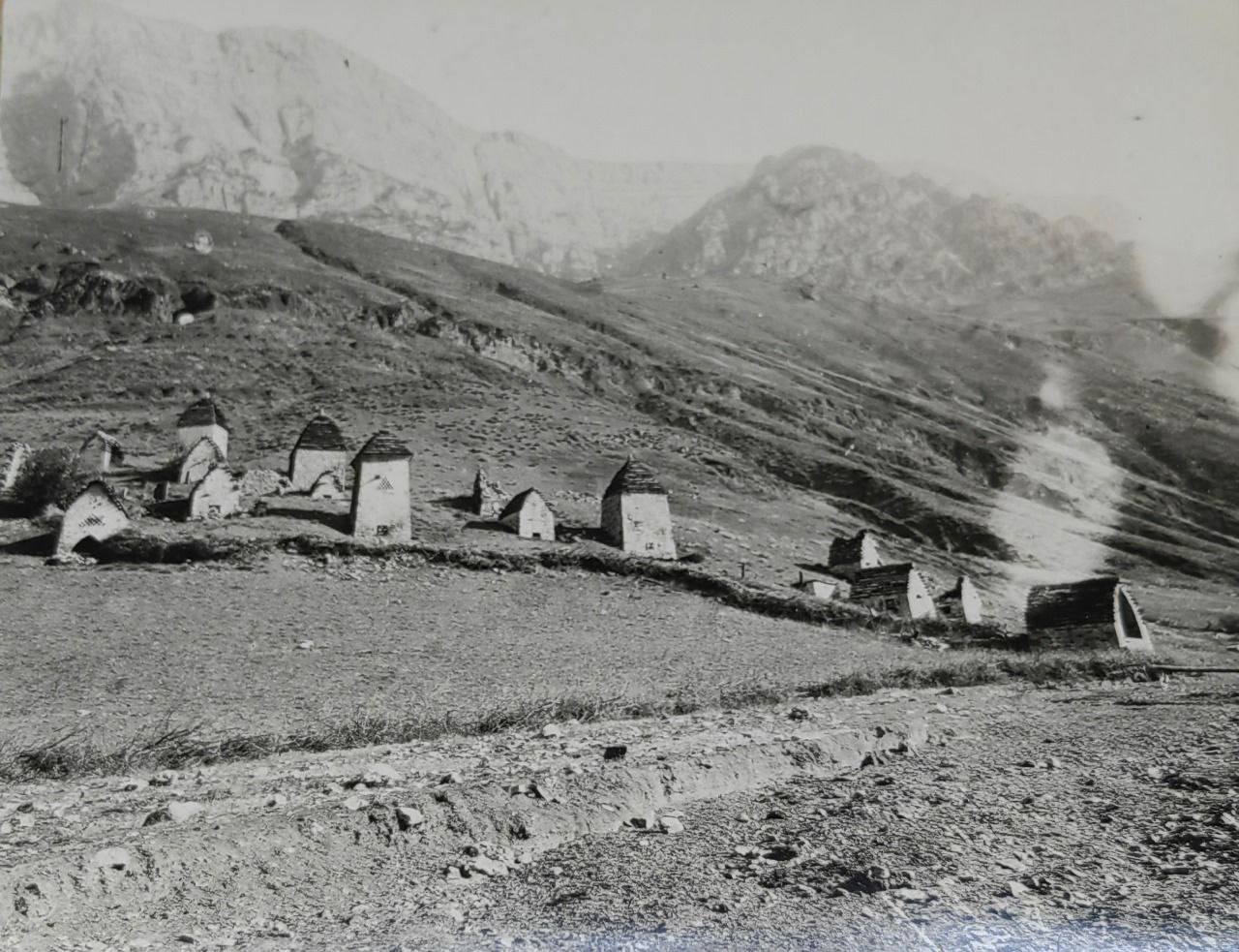 Исторические фотографии башенного комплекса Таргим Государственный исторический музей Москвы предоставил историкам "АСМ Групп" ценные фотографии башенного комплекса Таргим в горной Ингушетии. Снимки, сделанные экспедицией Е. Шиллинга в 1920-х годах, представляют собой уникальный исторический материал. Правительство Ингушетии