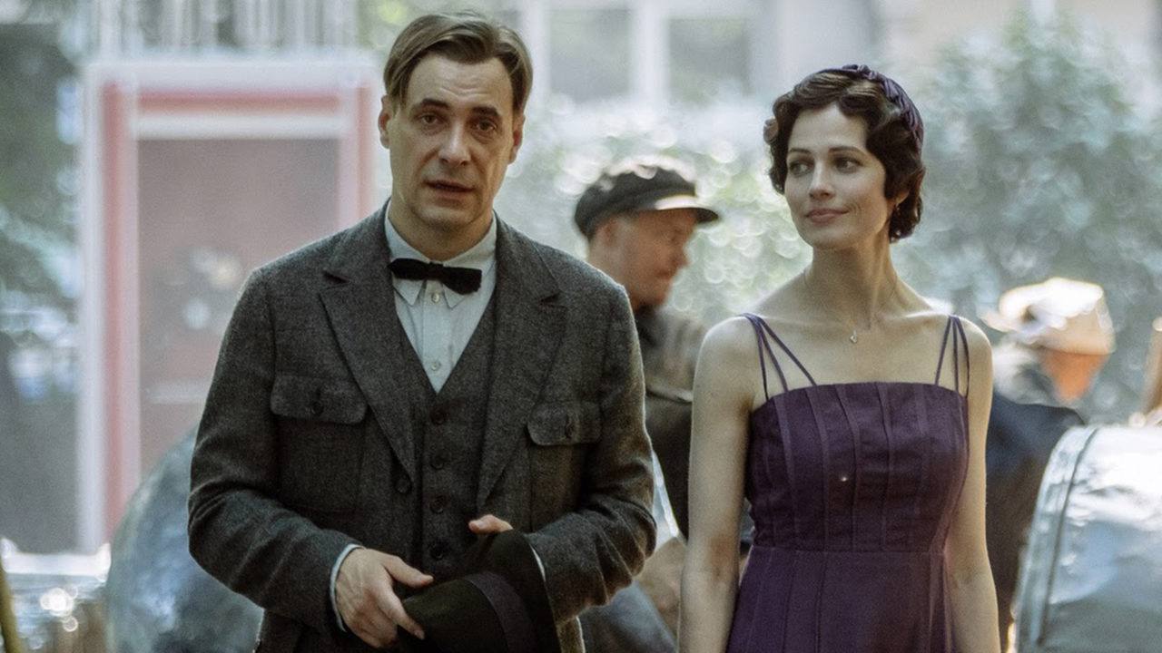 Фильм «Мастер и Маргарита» стал лидером по зарубежным сборам в 2025 году  Фильм «Мастер и Маргарита» заработал в зарубежном прокате в первом полугодии 1,26 млн долларов  99,4 млн рублей по актуальном курсу . Это позволило ему занять первое место по сборам среди всех российских картин за пределами страны в 2025 году.  Об этом сообщают «Ведомости» со ссылкой на расчеты отраслевого издания «Бюллетень кинопрокатчика».  К причинам популярности «Мастера и Маргариты» на зарубежных рынках можно отнести известный сюжет и высокий уровень продакшена, считает главный редактор индустриального издания «Бюллетень кинопрокатчика» Максим Острый.   В России экранизация романа Михаила Булгакова собрала 2,3 млрд рублей и стала первым фильмом с возрастным рейтингом 18+, который преодолел 2 млрд в российском прокате.  На втором месте по зарубежным сборам оказался фильм-сказка «Волшебник Изумрудного города. Дорога из желтого кирпича»  1 млн долларов, 79 млн рублей , на третьем — мультфильм «Большое путешествие. Вокруг света»  797 тыс. долларов, 62,8 млн рублей .  Подписывайтесь