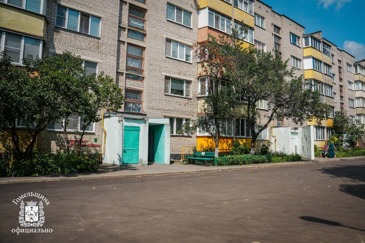 На Гомельщине проходит комплексный ремонт дворовых территорий. На примере Гомеля специалисты областного ЖКХ рассказали, где сейчас проходят работы и когда ждать их завершения.   По словам заместителя генерального директора областного ЖКХ Александра Ляшенко, в Год благоустройства в области запланирован комплексный ремонт на более чем 300 придомовых территориях. В настоящее время работы уже выполнены на 231 территории, в полном объеме завершили ремонт 11 районов Гомельщины.   "Основные работы будут завершены в августе, но часть дворовых территорий перейдет на сентябрь-октябрь. Там ведутся капитальные работы — ремонт теплотрасс и капремонт жилфонда", – пояснил Александр Ляшенко.   При комплексном ремонте проводится замена бордюрного камня, плитки, ремонт пешеходных дорожек, устройство парковочных карманов, асфальтобетонное покрытие дворовых территорий. Задействованы серьезные человеческие ресурсы – более 120 рабочих бригад.