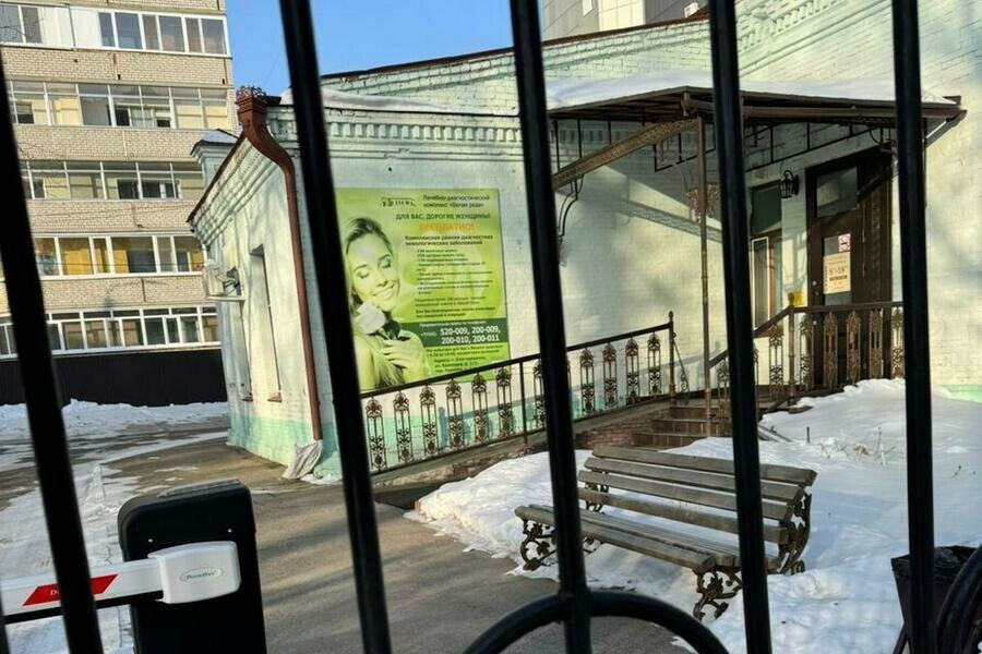 Благовещенцы обсуждают возможность закрытия популярного медцентра «Белая роза». Что об этом известно  Новость о том, что медицинский центр для женщин «Белая роза» в новом году может не открыть свои двери, начали активно обсуждать в Благовещенске. Информация взволновала не только жительниц областного центра, но и всего региона, так как на обследования сюда приезжают женщины из разных районов Приамурья.  Все началось с того, что в социальных сетях Приамурья начали активно пересылать сообщение, в котором говорится о финансовых трудностях известного медицинского центра. Сообщение построено таким образом, что складывается впечатление, будто писали его сами сотрудники центра. При этом номер телефона автора сообщения скрыт.  Подробнее здесь.