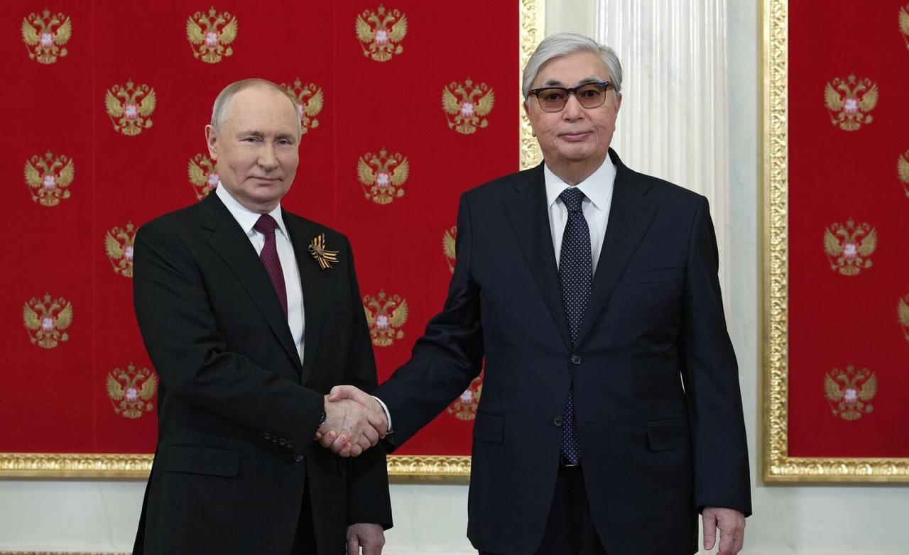 Президент России Владимир Путин провел телефонный разговор с главой Кахахстана Касым Жомартом Токаевым уведомил Кремль Главное  Путин подтвердил свое участие в предстоящем в конце мая в Астане заседании Высшего евразийского экономического совета  Токаев пригласил Путина осуществить в привязке к заседанию ВЕЭС госвизит в Казахстан приглашение было с благодарностью принято  Путин и Токаев обсудили актуальные проблемы международной повестки дня условились оставаться в тесном контакте