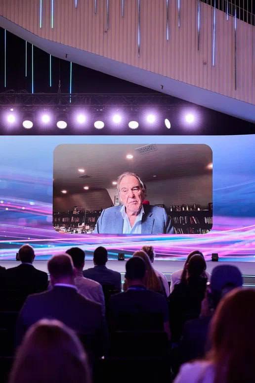 Американский оскароносный режиссер Оливер Стоун выступил на Moscow Startup Summit Он поделился своим уникальным взглядом на современные глобальные процессы и рассказал о вечной предпринимательской работе режиссера Нужно помнить вы создаете бизнес один раз открываете офис нанимаете людей реализуете какую то идею примерно три года в кино все иначе Мы кинематографисты вынуждены раз за разом начинать проект с нуля И что печально он нам не принадлежит фильм когда нибудь выйдет из оборота Пройдет время право на интеллектуальную собственность исчезнет и он будет принадлежать миру а бизнес ваш навсегда отметил Стоун kstati p