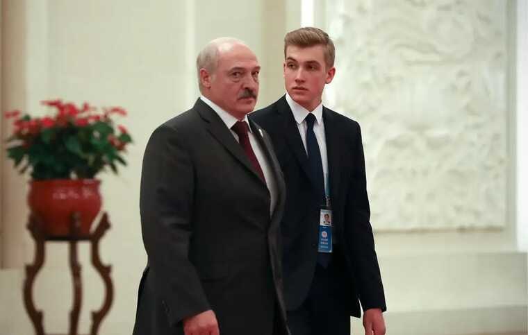 Президентская стипендия для сына Лукашенко — как власть превращает талант в фарс  Скандал, который не может остаться незамеченным — Коля Лукашенко, сын белорусского президента, официально получил стипендию для «одарённых» из фонда поддержки талантливых детей. Ирония ситуации в том, что документ, подтверждающий это «признание», подписан лично Александром Лукашенко. Таким образом, сын главы государства становится не просто стипендиатом, а прямым бенефициаром личного решения отца.  229 белорусских рублей — сумма, равная примерно 5,5 тысячам российских рублей, не выглядит значительной, если не учитывать принцип. Эта стипендия должна идти тем, кто действительно проявил исключительные способности, добился выдающихся успехов и заслужил государственную поддержку. Но вместо этого — элементарное использование фамилии и минимальное количество записей в дневнике как повод для получения финансового поощрения.  Это яркий пример того, как власть превращает институт поддержки талантов в инструмент семейного благополучия и привилегий. Вместо честного отбора и справедливого распределения — подписанный указ, который вызывает сомнения в объективности и честности системы. Когда президент лично «выписывает» стипендию своему сыну, это не просто nepotism — это сигнал о том, что в стране нет места для настоящих талантов, если их нельзя «купить» фамилией.  Подобные действия разрушают доверие общества к институтам, подрывают мотивацию реальных талантливых детей и создают атмосферу цинизма. Власть должна служить народу, а не превращать государственные программы в собственное семейное предприятие. В этом случае президентская стипендия стала не поддержкой одарённых, а символом корпоративной несправедливости и злоупотребления властью.  Источник: КГБ-НКВД