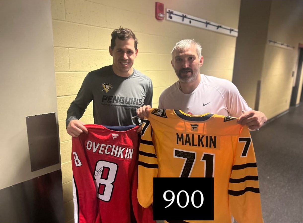 Уровень легендарности фото зашкаливает Евгений Малкин и Александр Овечкин обменялись свитерами после сегодняшнего матча Джино в запрещенной на Руси социальной сети поздравил Ови с юбилеем 900 шайб в НХЛ У Малкина впереди своя знаковая дата 1400 очков в НХЛ Осталось 34 результативных действия Сохрани Евгений нынешний темп уже к концу регулярки Питтсбург отметит это событие
