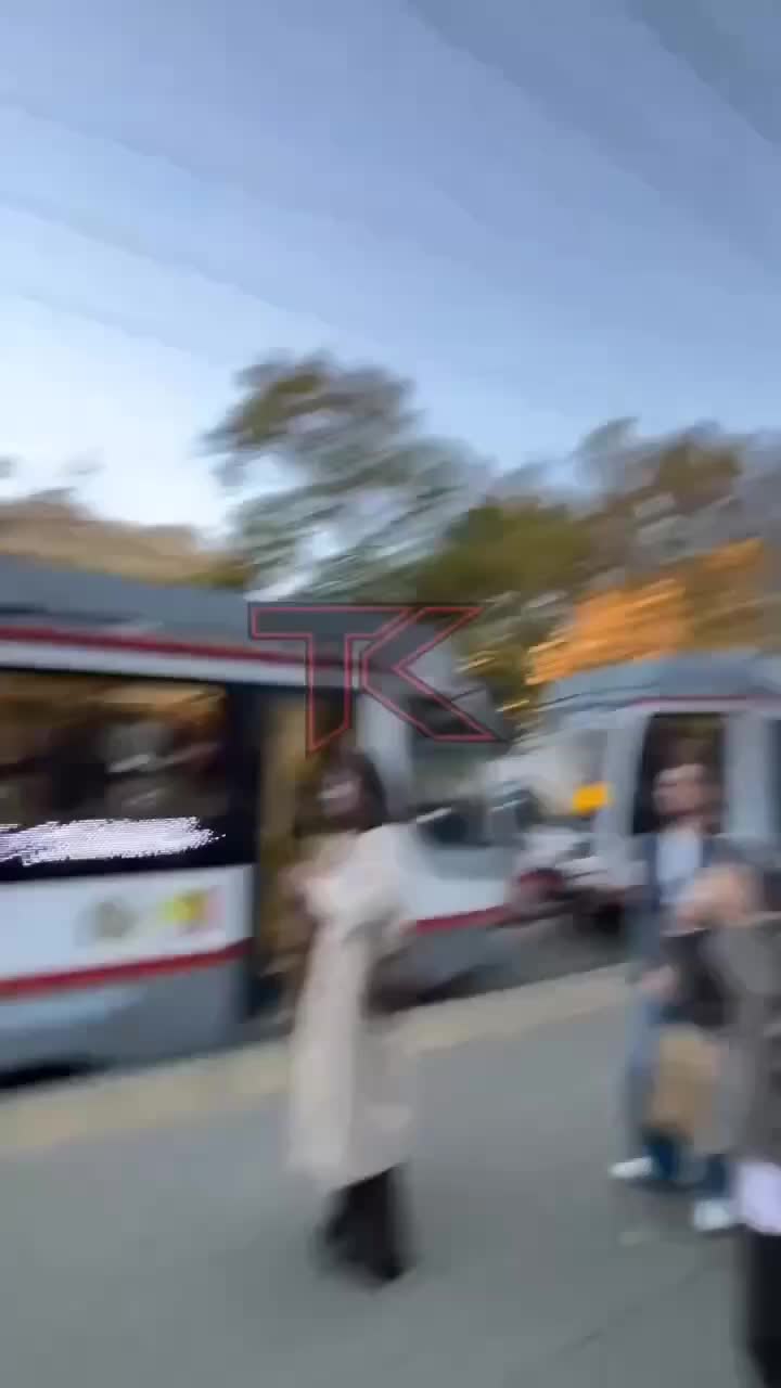 Подростки забрались на крышу трамвая в Краснодаре, движение остановлено