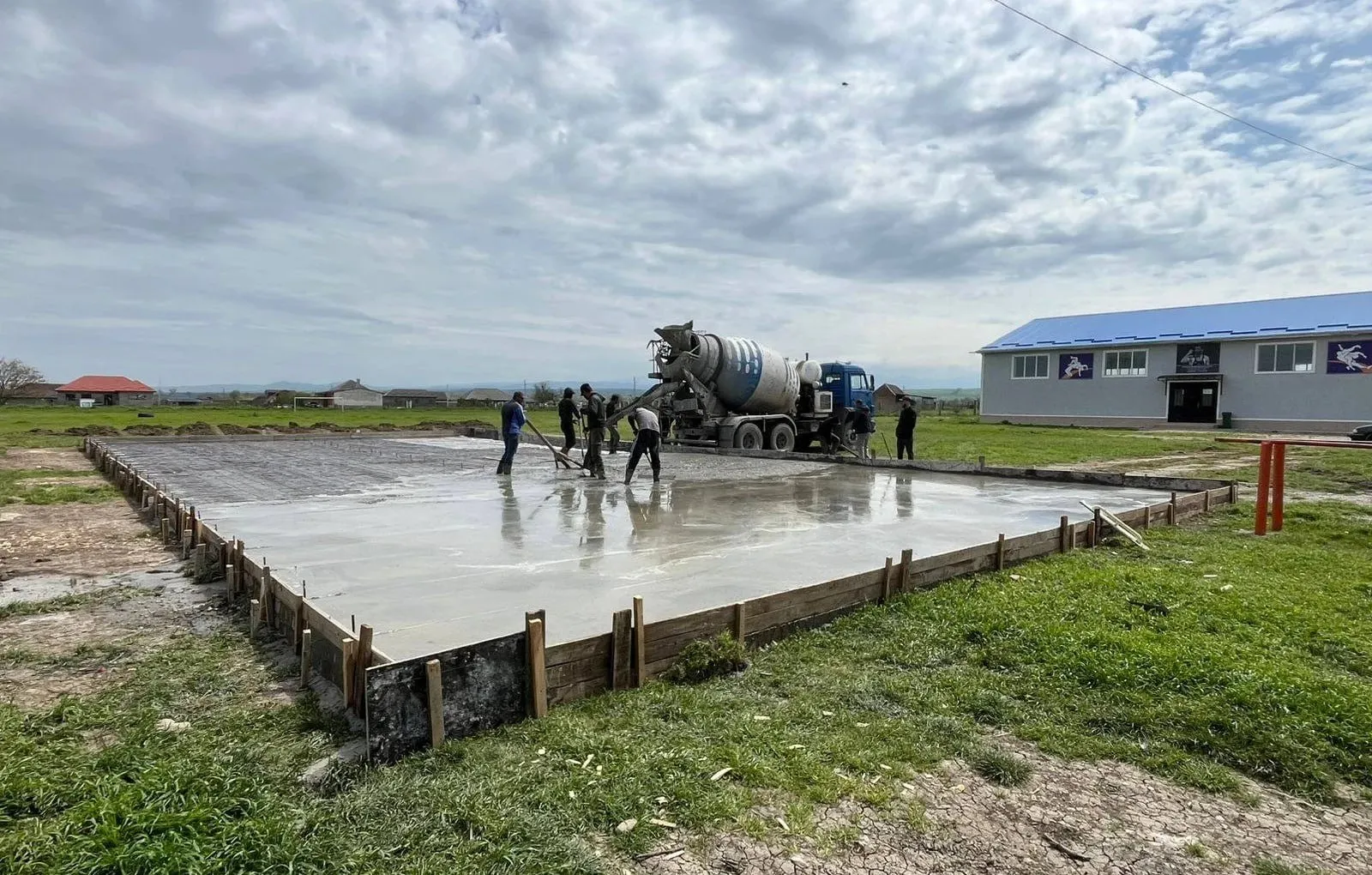 В 2026 году в 12 районах республики запланирована установка воркаут площадок сообщили информагентству в пресс службе регионального Минспорта Новые спортивные объекты появятся в селах Балахани Унцукульского района Советское и Теречное Хасавюртовского района Нижнее Казанище Буйнакского района Пролетарское Кизлярского района Магарамкент Магарамкентского района Килятль и Ново Аргвани Гумбетовского района Ленинаул Казбековского района Ахты Ахтынского района и Анчик Ахвахского района В настоящее время во всех муниципалитетах уже начались работы по подготовке бетонного основания под устройство площадок РИА Дагестан в МАХ