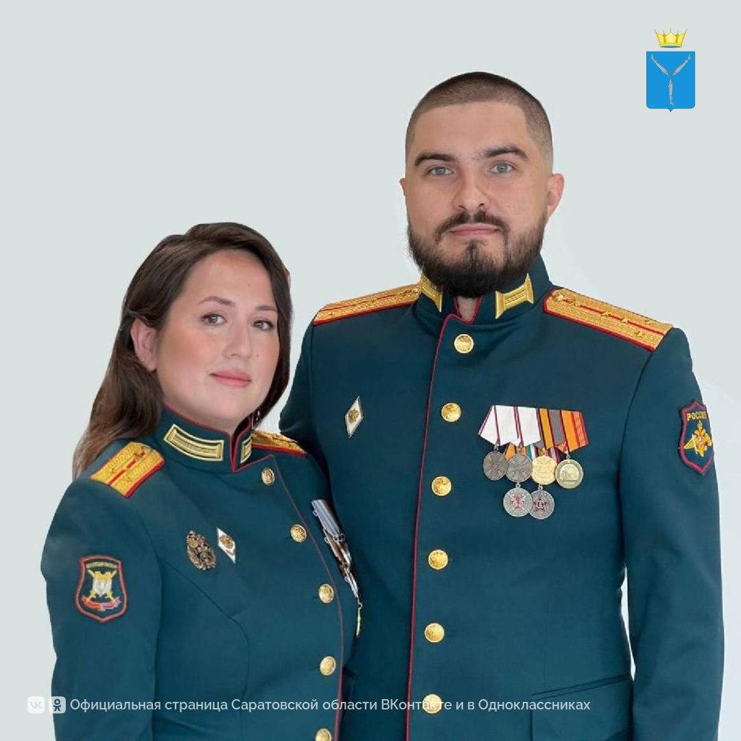 Врач из Саратовской области спас тысячи жизней в СВО Денис Вахитов окончил в Ершове школу 3 затем продолжил образование в военно медицинской академии имени Кирова Он капитан медицинской службы В последние годы Вахитов принимал участие в СВО где его навыки как анестезиолога реаниматолога были крайне необходимы Он дважды награжден медалью За спасение погибавших Как рассказала супруга Дениса капитан медицинской службы участница СВО и второго потока Время героев Юлия Муллагалиева её супруг заботился о том чтобы медицинский батальон был готов оказать помощь раненым и больным в любой момент За время своей службы Денис Вахитов оказал специализированную помощь более чем 3000 раненым и больным Подписаться