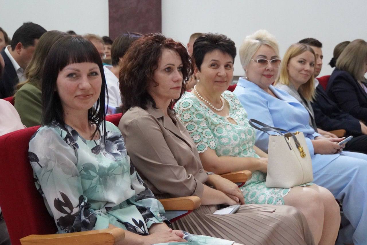 В Белгородской области Единая Россия дала старт предвыборной кампании  В Белгороде состоялась XXXV региональная партийная конференция. Ключевым вопросом стало выдвижение кандидатов в депутаты Белгородской областной Думы восьмого созыва. Путем тайного голосования были определены два списка кандидатов: в первый вошел 51 кандидат по единому избирательному округу, во второй — 25 кандидатов по одномандатным избирательным округам.  В работе конференции приняли участие Секретарь Белгородского регионального отделения, губернатор Вячеслав Гладков, первый заместитель Секретаря, спикер облдумы Юрий Клепиков, депутат Госдумы Артем Туров, делегаты от каждого муниципалитета, а также депутаты фракции «Единая Россия» и кандидаты в депутаты.  «Мы имеем очень большую поддержку среди населения, и это главная ответственность. Доверие президента, исполнение его поручений и доверие людей – это то, что каждый из нас должен ощущать физически каждую секунду», – отметил Вячеслав Владимирович.