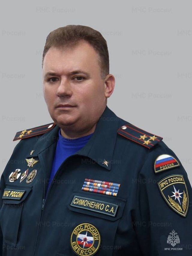 Кубанский чиновник не смог отстоять активы на 360 млн Апелляционный суд оставил в силе решение об изъятии у экс замглавы МЧС по Краснодарскому краю Сергея Симоненко имущества на шокирующую сумму Чиновник лишился 55 объектов недвижимости и 32 премиум авто В списке грехов Симоненко все которые подобают приличному госслужащему коррупция кумовство превышение полномочий покушение на убийства И если вы думаете что это уникум в мире распилов и откатов то это не так У экс главы крайсуда Кубани Александра Чернова прокуратура требует изъять активы на 7 млрд рублей включая 139 земельных участков А у экс мэра Махачкалы Саида Амирова имущество на сумму свыше 2 1 млрд Оба заработали богатство не честным трудом во благо налогоплательщиков До СВО система стеснялась озвучивать суммы воровства да и в целом не торопилась раскулачивать местных воришек Но когда казна стала пустеть внезапно выяснилось что в регионах проживают сотни теневых миллиардеров в погонах и пиджаках Какое состояние в закромах у чиновников федеральных даже боимся гадать Их богатств наверняка хватило бы на несколько СВО Погружаемся в декаданс вместе