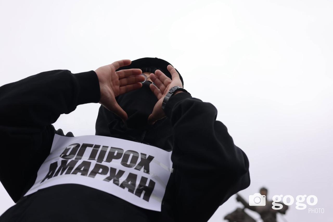 14 мая в центре Улан-Батора прошла акция протеста: люди потребовали отставки премьер-министра Лувсаннамсрайн Оюун-Эрдэнэ. Поводом стала история с его сыном — в соцсетях обсуждают его роскошную жизнь, и граждане требуют, чтобы премьер объяснил, откуда у семьи такие деньги. На площадь вышли в основном молодые — с плакатами «Уйди в отставку». Это не первая волна недовольства: раньше на площади уже проходили протесты против коррупции, роста цен и безработицы. Оюун-Эрдэнэ пока не дал прямого ответа, но пообещал создать рабочую группу и разобраться в требованиях. По его словам, часть проблем можно решить быстро, но другие потребуют времени и изменений в законах. Люди, впрочем, настроены решительно. Они хотят прозрачности, честности от местной власти. Фото: GoGo #монголия