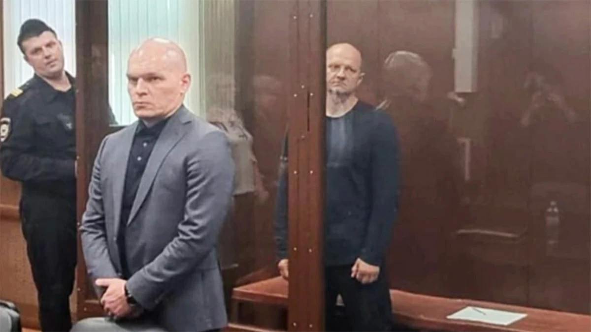 Бывшего вице губернатора Санкт Петербурга обвинили в миллиардных хищениях Осужденный в прошлом году бывший вице губернатор Санкт Петербурга Владимир Лавленцев вновь оказался на скамье подсудимых Как узнали Ведомости начался новый процесс в его отношении экс чиновника обвиняют в хищениях на несколько миллиардов рублей при заключении строительных контрактов Из оглашенных в суде материалов следует что после ухода с поста вице губернатора Санкт Петербурга Лавленцев с 2015 года стал фактически контролировать деятельность ООО Горкапстрой и подконтрольного ему ООО Строй альянс В июле 2016 году лицензия у банка где обслуживались счета Строй альянса была отозвана а на счетах находилось более 668 млн рублей Следователи пришли к выводу что Лавленцев разработал план извлечения выгоды для себя и подконтрольных компаний за счет Горкапстроя Лавленцев в ноябре 2024 года был осужден Тверским судом Москвы за четыре эпизода растраты и мошенничества на общую сумму 3 3 млрд рублей Суд взыскал с него 2 685 млрд рублей Лавленцев получил 13 лет колонии с ограничением свободы на два года и запретом на руководящие должности на три года после освобождения Telegram канал судов общей юрисдикции города Москвы Подпишитесь на Ведомости