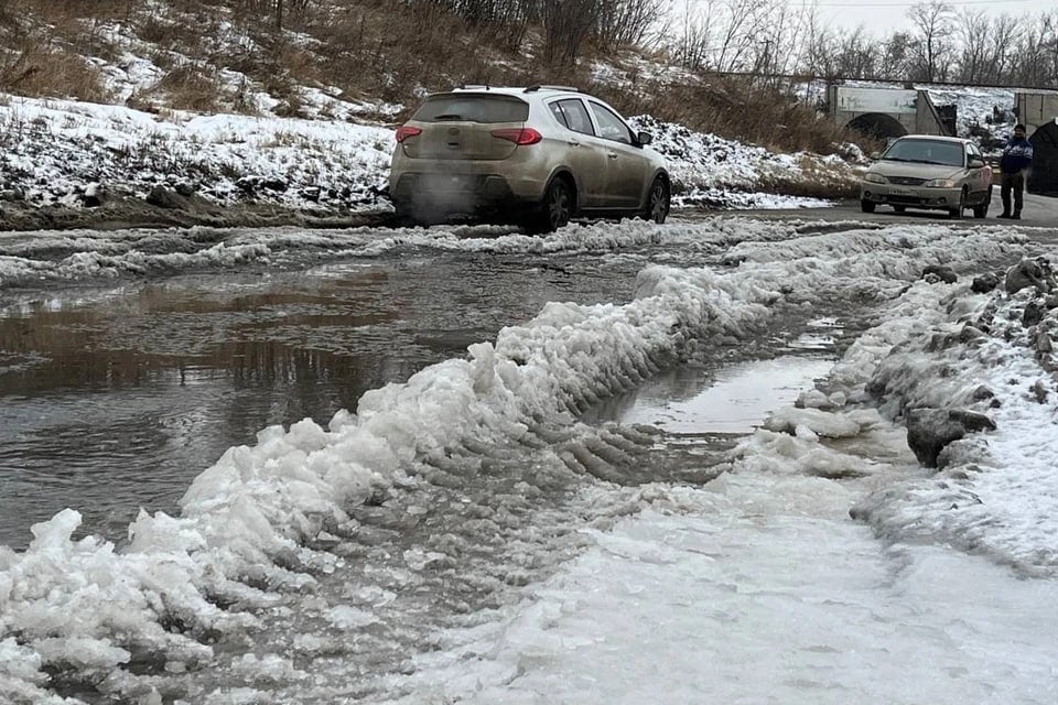 Осталась только одна полоса: дорога в деревню под Челябинском тонет и покрывается льдом  Жители деревни Чурилово в Красноармейском районе  не путать с расположенным по соседству челябинским микрорайоном Чурилово  боятся остаться отрезанными от цивилизации.  Единственную дорогу к деревне затопило. Поток воды не утихает, а с наступлением холодов проезжая часть начала покрываться ледяными торосами. Теперь проехать можно только по одной полосе, и то с трудом. Жители подозревают, что причина потопа – трубопровод в СНТ «Тракторосад-3».  В региональном отделении «Народного фронта» из-за проблемной дороги обратились в администрацию Красноармейского района и администрацию Челябинска. Общественники просят устранить аварию и привести дорогу в порядок.