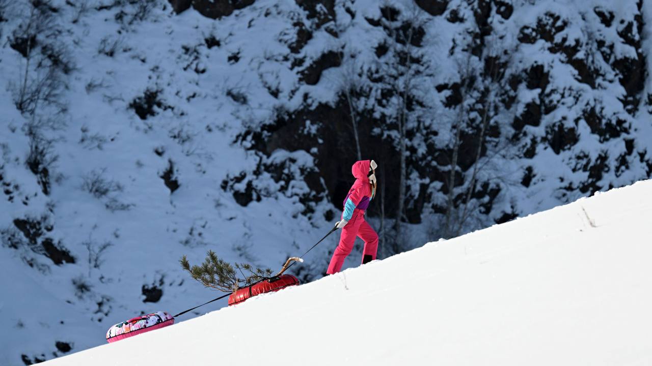 В России появился государственный стандарт на горки для тюбингов Новые правила утвердил Росстандарт Поможет ли ГОСТ сделать катание на ватрушке более безопасным Депутат Государственной Думы РФ первый зампред комитета по вопросам семьи женщин и детей Татьяна Буцкая TatianaButskaya в программе Наше время о новом ГОСТе Мы подступились к теме самого опасного зимнего развлечения и сделали первый ГОСТ на тюбинговую горку Почему он важен Потому что он конечно не просто на горки он на горки с тюбингами То есть мы определили какой тюбинг какая ватрушка разрешена для какой горки Это в ГОСТе написано и наклон горки и размер бортиков Все это имеет значение для того чтобы поездка ребенка на тюбинге была безопасной Слушать Подписывайтесь на Радио России в Телеграм MAX и скачивайте официальное приложение Радио России