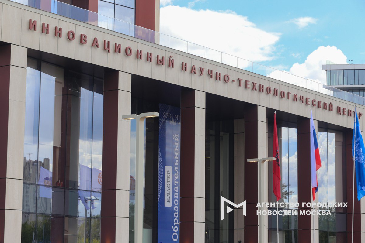 Площадка кластера «Ломоносов» при инновационном научно-технологическом центре МГУ востребована среди компаний, а разработки находят применение в разных областях промышленности. Об этом Сергей Собянин рассказал в ходе доклада председателю правительства РФ Михаилу Мишустину во время посещения кластера «Ломоносов», ставшего одним из первых, построенных в рамках создания научной долины МГУ. По поручению президента РФ первые флагманские проекты, которые были созданы – «Ломоносов», построенный городом Москвой, и кластер «Образовательный», построенный МГУ на федеральные деньги. Сегодня строятся еще два проекта. Это кластер «Междисциплинарный» и кластер «Инжиниринг». По поручению президента, которое он дал на последнем совещании, Москва будет реализовывать еще два проекта. Это «Нанотех» и «Космос». Таким образом, около 50 тысяч квадратных метров каждый, 100 тысяч – все вместе. Кластер «Ломоносов» был введен в эксплуатацию в январе 2023 года. В настоящее время он заполнен на 100%. Отбор резидентов площадки осуществлялся совместно с институтом развития «Иннопрактика». Сейчас в кластере работают компании по следующим ключевым направлениям: промышленные технологии, беспилотные системы, геотех и экология, медицина и биотехнологии, информационные технологии. По итогам 2024 года резиденты кластера «Ломоносов» показали следующие результаты: вложения в НИОКР – 2,4 млрд рублей; количество полученных патентов – 105 патентов; общая численность сотрудников – 2 тысячи человек; выручка компаний – 15 млрд рублей. «Москва»