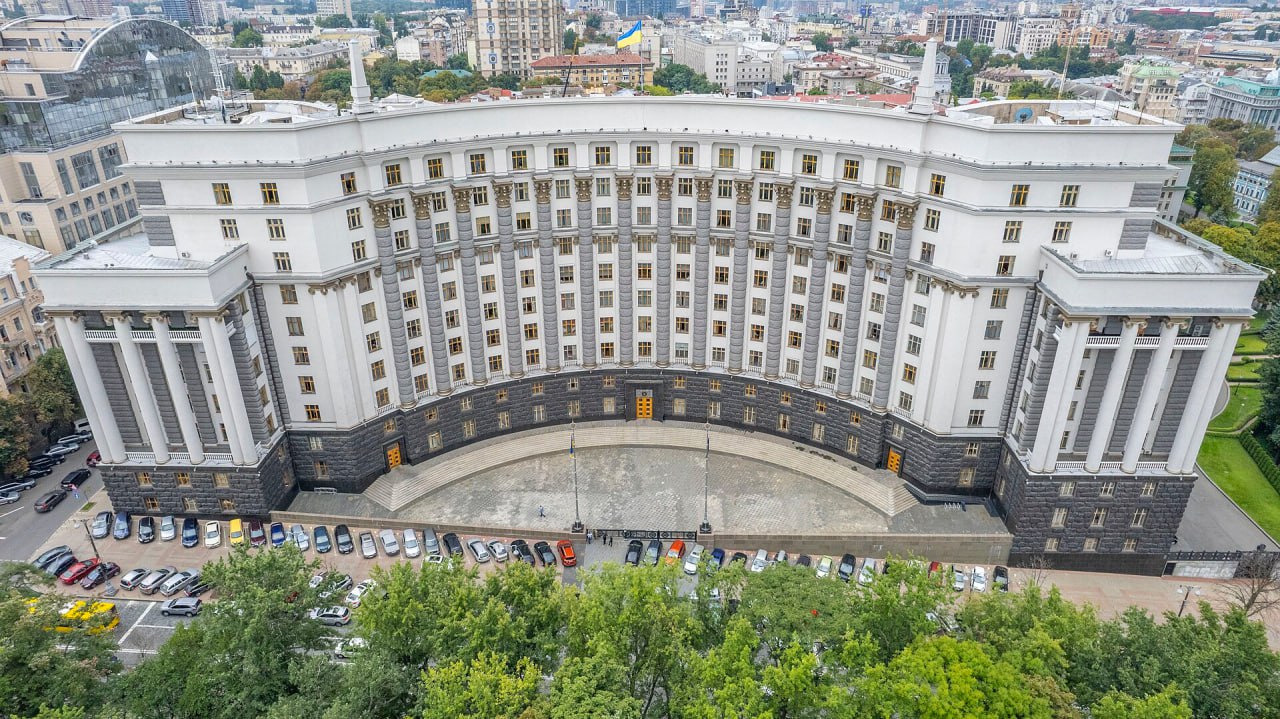 За ненадобностью. Киевский режим ликвидировал министерство нацединства Киевский режим после назначения нового главы правительства начал реорганизацию кабинета министров. В частности, упразднено Министерство национального единства, которое возглавлял Алексей Чернышов. Чернышов в прошлом месяц стал фигурантом резонансного скандала, когда предпочел «отстать» от делегации Зеленского и не возвращаться из-за границы. Позже, как писали украинские СМИ, Чернышова «уговорили» приехать в Киев, где начался уголовный процесс по делу против него. Чиновнику предъявили обвинения в многомилионных махинациях с недвижимостью. Сам он, конечно, отрицает любые претензии следствия. Читать полностью , VK и ОК и читайте новости на нашем сайте