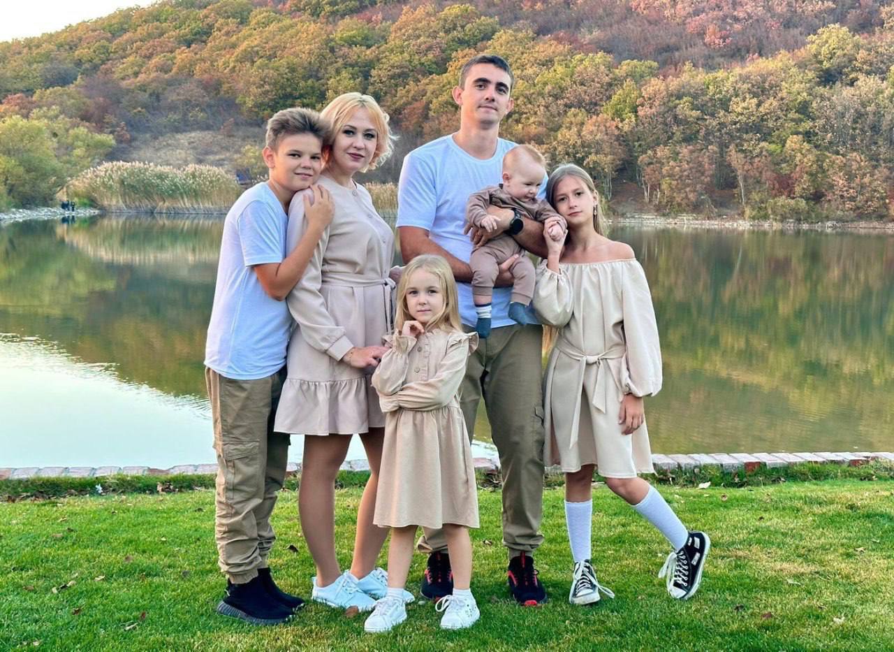  За 10 лет количество многодетных семей на Кубани выросло почти вдвое – сегодня их около 95 тысяч. В них воспитывают более 305 тысяч детей. Проживающим в Краснодарском крае семьям с детьми доступны 30 мер соцподдержки. В этом году на эти цели из бюджета региона было выделено 25 миллиардов рублей. Например, многодетные семьи получают равными долями поквартально 6098 рублей в год, они имеют право на компенсацию 30% расходов на коммуналку, ежегодную компенсацию за обучение детей в колледжах, бесплатное питание для школьников и студентов и единый проездной. А с этого года многодетные могут выбирать между бесплатным земельным участком и другими мерами поддержки, связанными с обеспечением жильем. Кроме того, в Краснодарском крае выплачивается региональный материнский капитал при рождении третьего или последующих детей в размере 160 707 рублей, а также ежемесячная выплата до достижения ребёнком трёх лет в размере 16513 рублей.