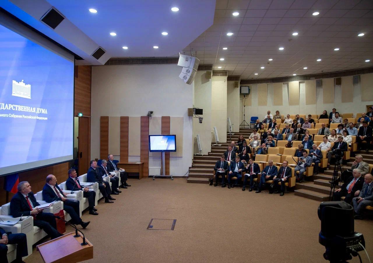 Глава Минтранса Роман Старовойт проинформировал о результатах работы транспортного комплекса депутатов от фракции КПРФ Команда Минтранса посетила Государственную Думу для встречи с Геннадием Андреевичем Зюгановым и представителями фракции. Хотели бы выразить от лица Команды Минтранса России благодарность нашим коллегам из фракции КПРФ за плодотворную совместную работу и неравнодушие к транспортным вопросам соотечественников! За год мы вместе отработали 9 обращений фракции, а на сегодняшней встрече депутаты подняли важные вопросы, которые станут повесткой нашей работы на текущий год. «Сегодня мы приступили к реализации амбициозного шестилетнего плана развития. Нам предстоит оптимизировать всю транспортную систему России, наращивать пропускную способность международных транспортных коридоров, активно внедрять цифровые сервисы, устранять регуляторные и инфраструктурные ограничения и сокращать транспортно-логистические издержки для бизнеса», — поделился планами с депутатами фракции глава ведомства Роман Старовойт. В первую очередь обсуждались, конечно, дороги. Фракция выразила и обеспокоенность в части развития авиации общего назначения — это комплексный вопрос, над которым мы работаем вместе с нашими коллегами из профильных ведомств. Обсудили и строительство новых путей железных дорог и другие, не менее важные транспортные вопросы. Написать нам