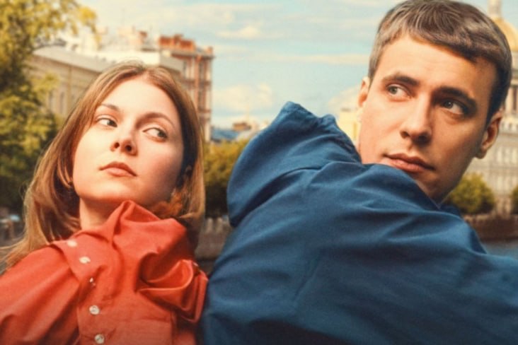 Фильм «Питер FM» получит продолжение Съемки сиквела фильма «Питер FM» под рабочим названием «Питер, любовь моя» намечены на весну 2026 года. Об этом сообщил продюсер Игорь Толстунов, передает ТАСС. По словам Толстунова, в новом фильме зрители увидят историю других молодых персонажей, повторяющих путь героев «Питер FM». «Но героям оригинальной картины, персонажам Евгения Цыганова, Екатерины Федуловой и Иры Рахмановой, мы придумали свою драматургию в этой истории, связанную с линией главных героев. Они не просто статисты. И не родители. Тем не менее сыграют важную роль в их судьбе», — добавил продюсер. Режиссером картины «Питер, любовь моя» выступит Полина Кондратьева, а сценарий написали Екатерина Мавроматис и Мария Лойтер. Подписывайтесь