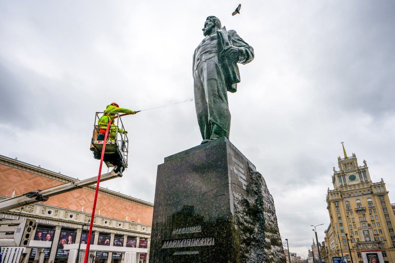 Около двух тысяч инженерных сооружений промоют в Москве к зиме. Среди них мосты, тоннели, подземные и надземные пешеходные переходы, набережные, причалы, фонтаны и памятники. Специалисты очистят бетонные, металлические и стеклянные поверхности, мелкие детали, перила, лестницы и другие элементы конструкций при помощи нейтральных растворов. В работе задействуют более 250 единиц техники.    Больше о подготовке к зимнему сезону в столице читайте в официальном телеграм-канале «Город Москва».