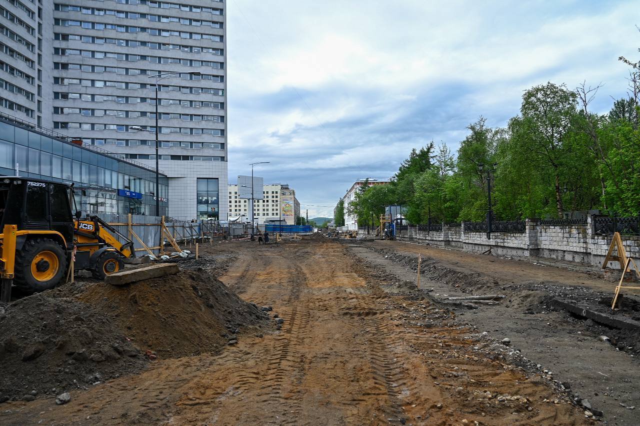 В Мурманске продолжается благоустройство общественных пространств На площади Пять Углов уже завершены работы по выносу электрических сетей и сетей водоснабжения и водоотведения, началась подготовка основания для последующего устройства скульптурной композиции. Впереди мощение площади, устройство освещения и водоотводных лотков. Реализация проекта переустройства улицы Ленинградской в пешеходно-прогулочное общественное пространство также в активной стадии. Во время демонтажных работ подрядчик обнаружил интересные находки: сохранившиеся кирпичи с клеймом предположительно Лодейнопольского отдела строительного треста и дореволюционных заводов купца второй гильдии Дмитрия Тырлова-Жданкова, «Пороги» крестьян Ефима Топилло и Константина Заботкина. А я напоминаю мурманчанам, что до 12 июня можно выбрать следующую территорию для благоустройства, поучаствовав во всероссийском голосовании, которое проводится в рамках федерального проекта «Формирование комфортной городской среды». Переходите по ссылке и выбирайте одну из двух общественных зон. #насевережить #нацпроект #инфраструктурадляжизни