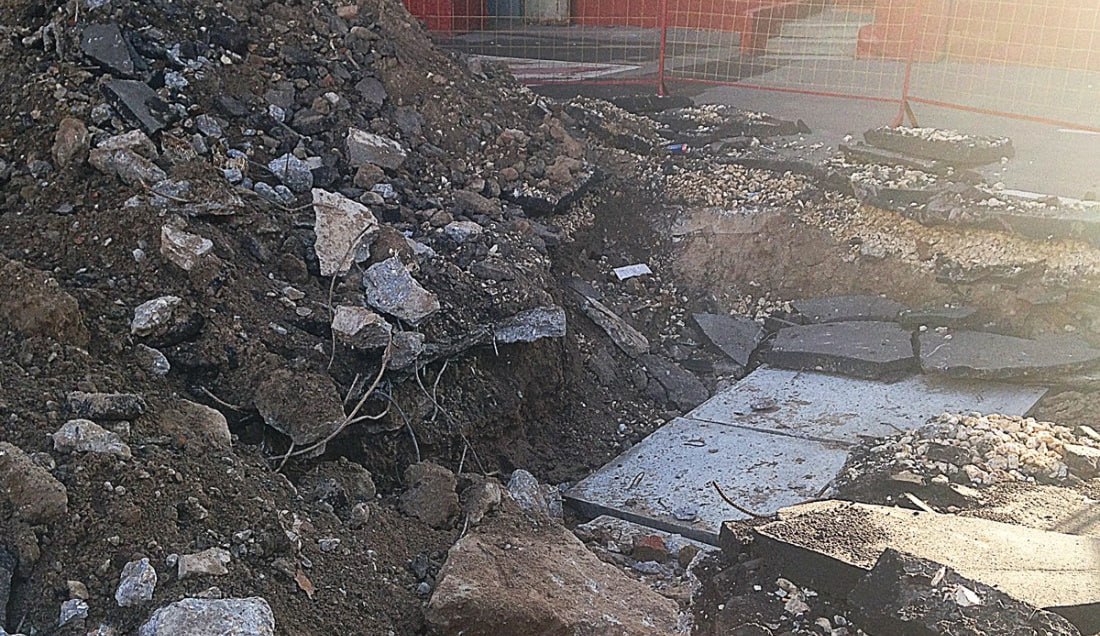 На Филиппинах сошел оползень на мусорном полигоне один человек погиб 38 пропали без вести На Филиппинах один человек погиб 38 пропали без вести после схода оползня на мусорном полигоне в городе Себу Лавина обломков засыпала здания компании по переработке отходов Десятки спасателей за ночь извлекли 13 человек живыми и продолжают поиски тех кто еще остается под горами мусора и земли Мировая кухня