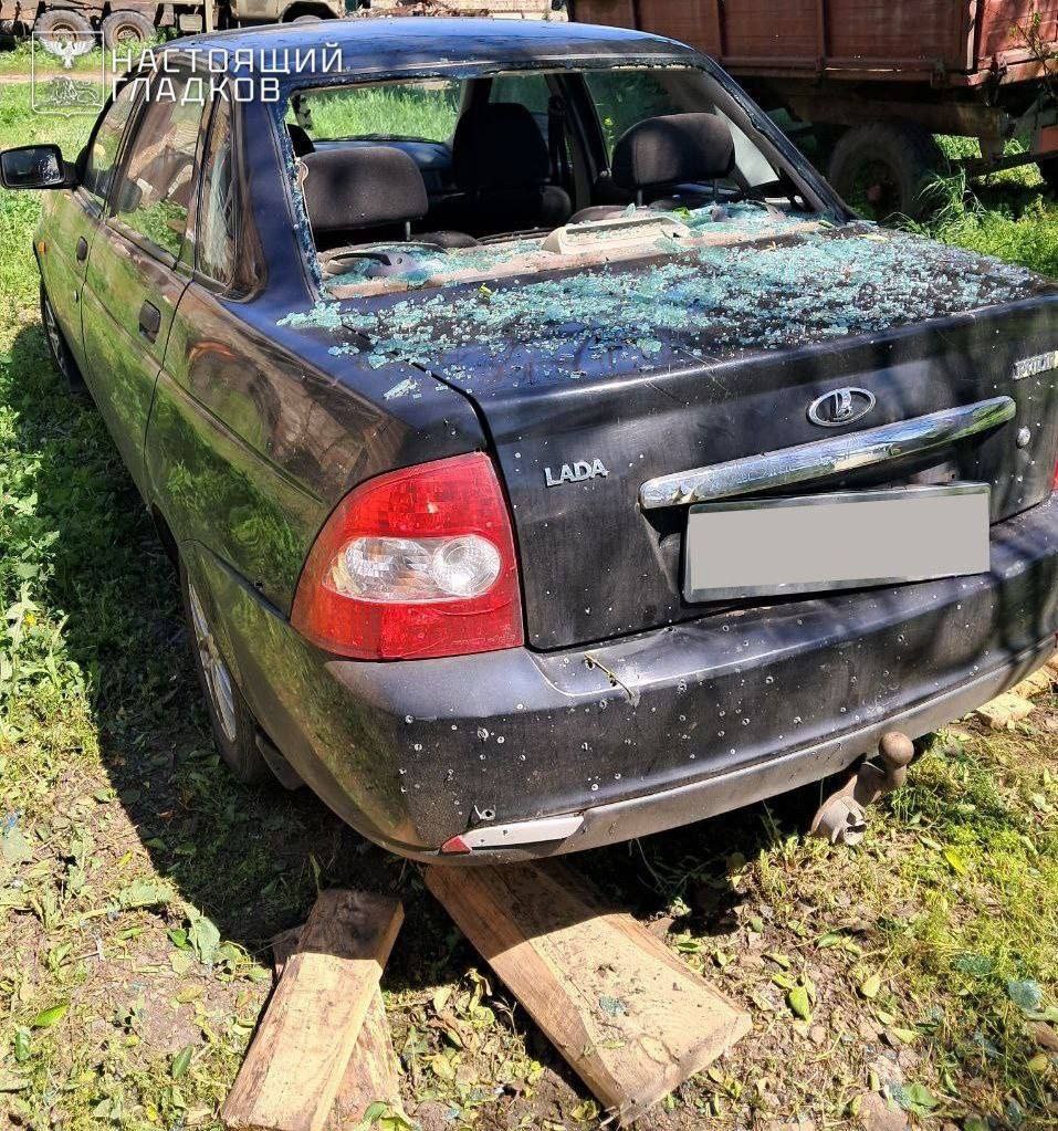 Без пострадавших. ВСУ атаковали два муниципалитета Белгородской области.   В Валуйском округе в Соболевке в фермерском хозяйстве повреждены два легковых автомобиля.   В Шебекино повреждены надворная постройка в частном дворе, на территории предприятия – повреждены кровли складского помещения и цеха. Огнём повреждены два грузовых автомобиля. В Муроме загорелся частный дом.    Подписаться   Прислать новость