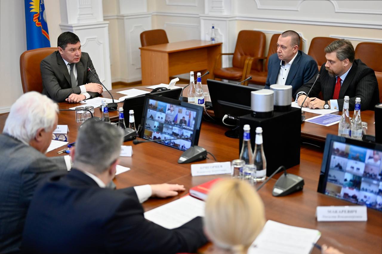 По поручению главы Тамбовской области Евгения Первышова проанализировали ситуацию с объектами недвижимости и земельными участками выведенными из муниципальной собственности за последние пять лет Цель проверки оценить целесообразность их возврата в собственность муниципалитетов Согласно обобщенной информации поступившей из муниципалитетов с 2020 года по октябрь 2025 года в регионе продали 12 тысяч объектов недвижимости на общую сумму 529 млн рублей включая 11 7 тыс земельных участков Евгений Первышов отметил что работу по контролю за использованием муниципального имущества необходимо перестроить Актуализируем все данные и переведём их в единый цифровой контур Кроме того пересмотрим нормативные документы чтобы не было лазеек для недобросовестных чиновников и коммерсантов Своё поручение не снимаю продолжу держать на контроле данное направление написал в своих социальных сетях Евгений Первышов Фото Павел Васильев Наши новости в MAX