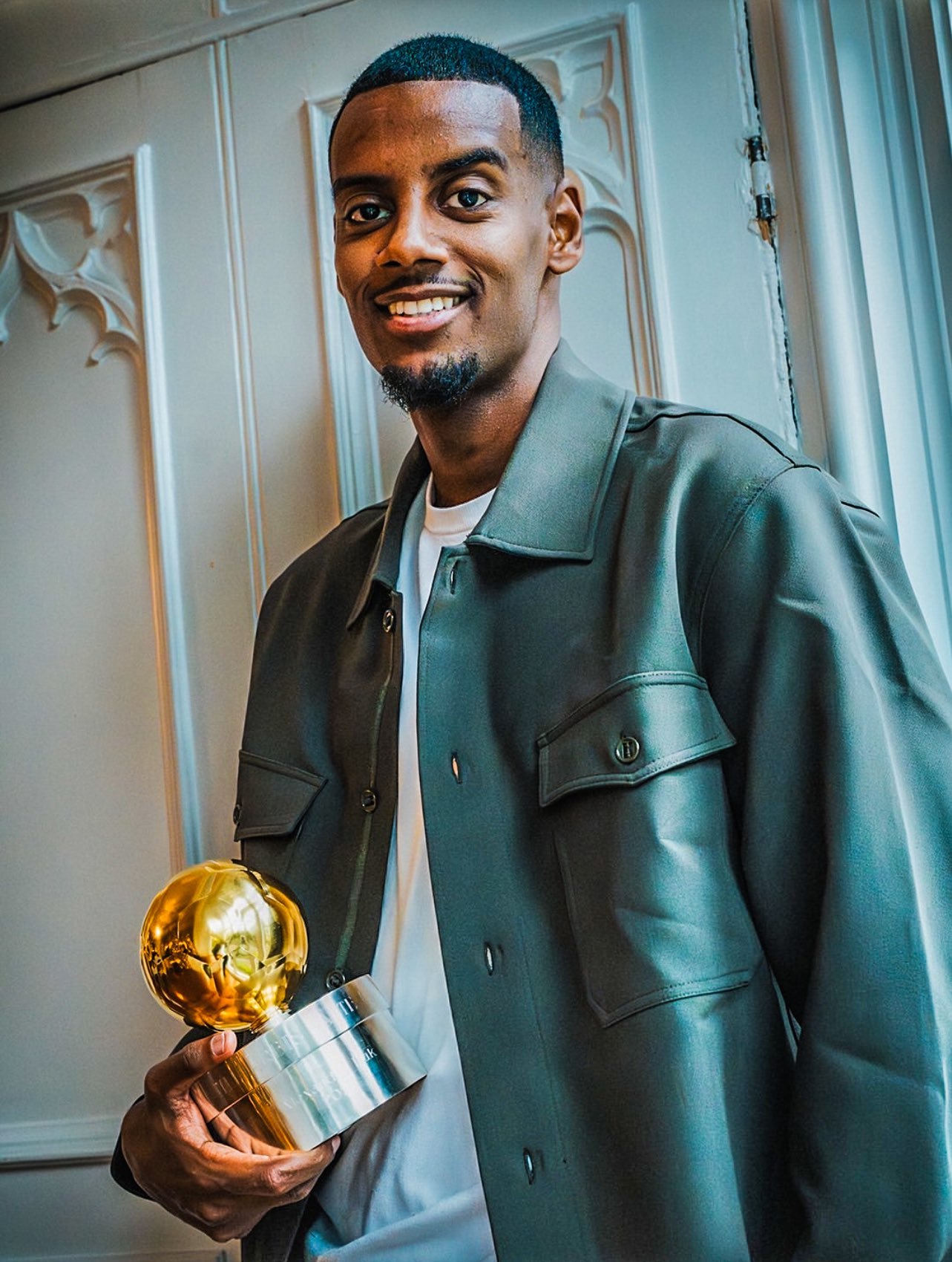 Александер Исак признан лучшим футболистом Швеции получив местный Золотой мяч Награда точно будет под надежной охраной ведь недавно форвард приобрел сторожевого добермана из за угроз болельщиков после неудачных матчей за сборную