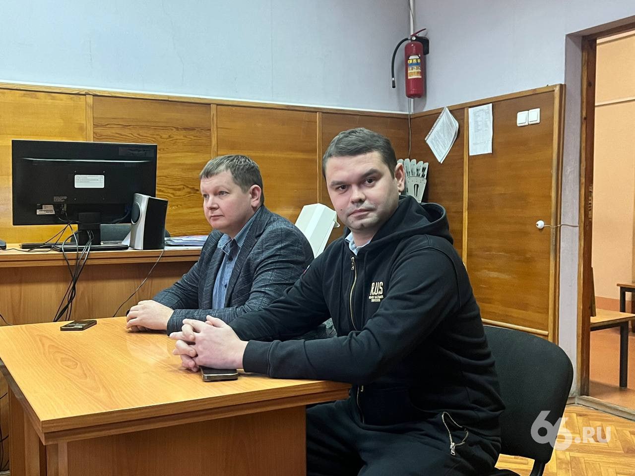 Бывшего борца с коррупцией отправили в колонию за взятку Верх Исетский районный суд Екатеринбурга приговорил бывшего майора Евгения Мальцева к семи годам колонии строгого режима передает корреспондент 66 RU из зала суда Также еще пять лет ему будет запрещено работать на госслужбе Полицейский должен был передать взятку в 30 млн рублей интересах компании Нартекс Взамен ей должны были разрешить построить школу в Косулино Вину Мальцев не признал В деле также фигурируют два его коллеги Андрей Ларионов и Сергей Кондрашин которые и должны были решить вопрос за деньги но не решили   Новости из Екатеринбурга