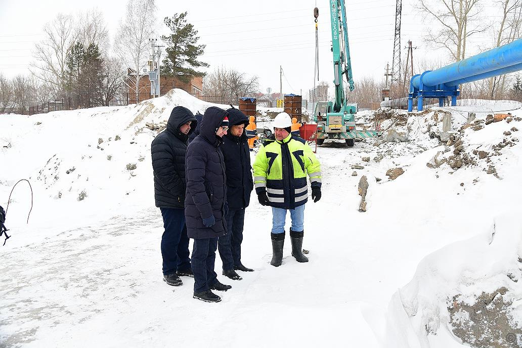 В Барнауле продолжаются работы по реконструкции Ташкентского моста  Заместитель главы администрации города по дорожному хозяйству и транспорту Андрей Курышин провел рабочее совещание на объекте, где ведется работа по реконструкции моста в рамках реализации нацпроекта «Безопасные качественные дороги».   В совещании также приняли участие председатель комитета по дорожному хозяйству и транспорту Валерий Ведяшкин, специалисты профильного комитета, а также представители подрядной организации ООО «Барнаульское ДСУ №4».   Бригада ООО «Барнаульское ДСУ 4» продолжает реконструкцию моста Ташкентский. В настоящее время выполнены подготовительные работы, произведён вынос инженерных сетей, демонтажные работы, сделан временный пешеходный мост, изготовлены арматурные каркасы опор моста. Также выполнено бурение и бетонирование опор, в настоящее время выполняется установка арматурного каркаса и опалубки стоек опоры №1.   Как отметил Антон Костюрин, заместитель директора по капитальному строительству, особых сложностей в работе на объекте нет, все работы ведутся в штатном режиме. На объекте задействовано от 10 до 20 человек, 4 единицы техники.    Стоимость работ составит 115 млн рублей, эти средства выделены в рамках нацпроекта «Безопасные качественные дороги». Завершить строительство дороги подрядчик должен до 1 июля 2025 года.​​​​