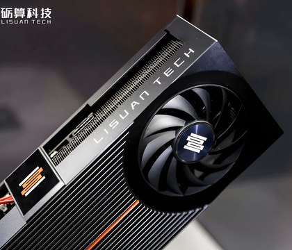 Lisuan начала поставки видеокарт G100 потенциальных конкурентов GPU NVIDIA и AMD ITHome Китайская компания Lisuan начала отгрузки заказчикам дискретных решений серии G100 Появление новинок в рознице КНР ожидается в I квартале 2026 года По данным ITHome производство вышло на массовый уровень в сентябре 2025 года В публикации отмечается что стартовые отгрузки ориентированы на заказчиков с профессиональными задачами однако ранее линейку G100 уже демонстрировали и как игровое решение