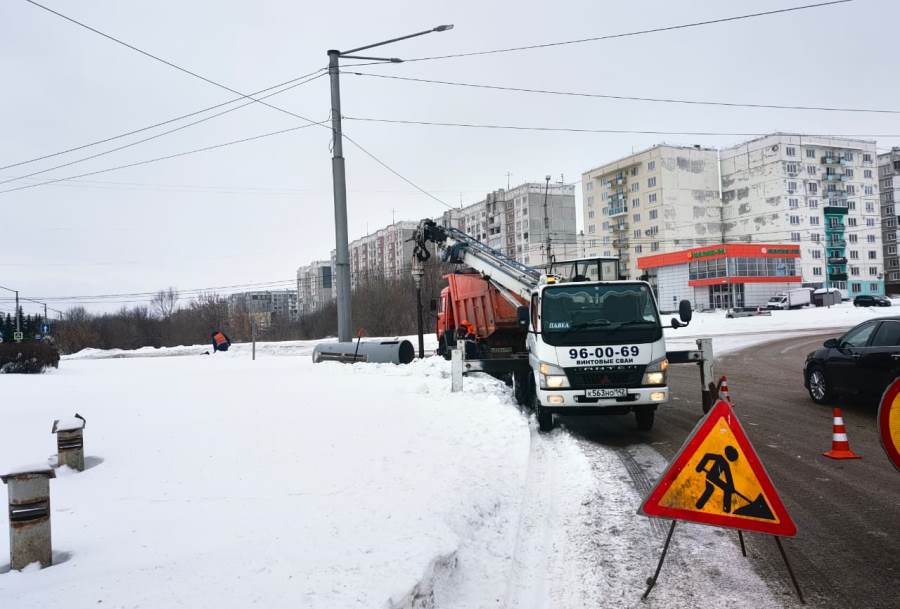 В Новокузнецке к лету обещают продлить маршрут троллейбуса 1А   В рамках федерального проекта «Чистый воздух» нацпроекта «Экологическое благополучие» продолжается строительство новой контактной сети троллейбуса в Новоильинском районе города.  Подрядчик обустроил строительный городок, завез все необходимые материалы для текущей деятельности: фундаменты под опоры, кабельная продукция, пластиковые трубы для прокладки кабелей.  Сейчас специалисты производят монтаж фундаментов, сделаны подземные траншеи для укладки питающего кабеля. Благодаря методу горизонтального бурения, для проведения этих работ не пришлось вскрывать асфальт на улице Косыгина и проспекте Мира.