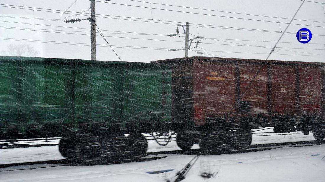 Смерть на путях   Грузовой поезд сбил насмерть пожилого мужчину в городе Обь. Об этом сообщили в пресс-службе транспортной полиции.  Трагедия произошла недалеко от станции Аэрофлот. 62-летний сибиряк переходил железнодорожные пути, игнорируя приближающийся состав. Увидев на путях человека, машинист подал сигнал и применил экстренное торможение.   Несмотря на все усилия, избежать наезда не удалось. От полученных травм пешеход скончался.     Подписаться   Прислать новость