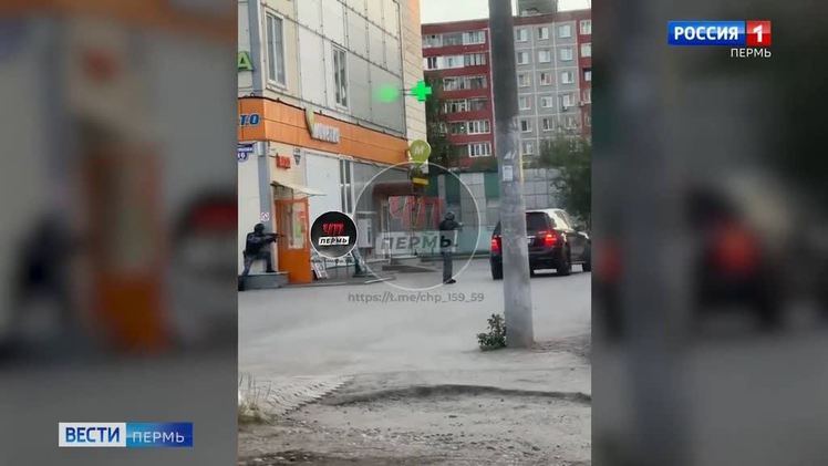 В Перми задержан мужчина, устроивший дебош на Парковом    В Перми на Парковом накануне вечером была слышна стрельба. Как сообщают очевидцы, один из покупателей супермаркета устроил скандал на кассе из-за сдачи. Другой мужчина, стоявший в очереди, заступился за кассира. Тогда дебошир достал предмет, внешне похожий на пистолет, драка выкатилась на улицу, а сотрудники магазина вызвали наряд Росгвардии. Правонарушитель направил в сторону сотрудников Росгвардии предмет, внешне похожий на пистолет, угрожал его применением, затем сел в автомобиль и попытался скрыться. Чтобы задержать мужчину, сотрудники вневедомственной охраны Росгвардии открыли огонь по колесам автомобиля. Дебошира задержали. Посетители и сотрудники магазина не пострадали.