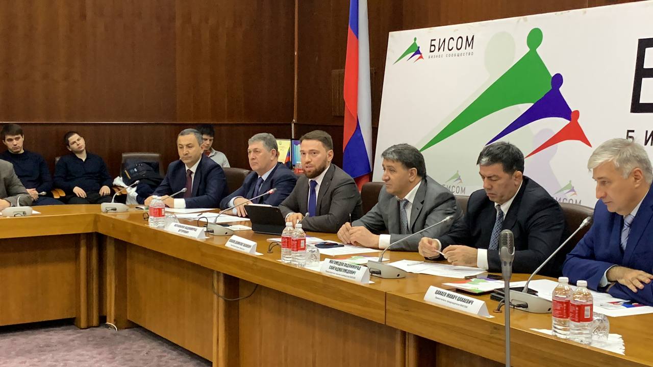 Мэр Махачкалы Джамбулат Салавов сегодня встречался с бизнес сообществом столицы Мероприятие прошло в Национальной библиотеке республики В своем выступлении Джамбулат Салавов призвал бизнесменов работать в рамках закона Хорошую прибыль вы будете иметь тогда когда начнете работать по закону По мнению Салавова теневой бизнес обнуляет все хорошие инициативы но если все работают по общим правилам то от этого выигрывают тоже все Он отметил что просто не будет но тем не менее если кто то будет искать помощи то он обязательно найдет ее в стенах администрации города 22 122 человека сегодня работает в администрации это те люди которые по звонку должны стоять на площади с транспарантами или лопатами помогая общему делу развития города отметил Джамбулат Салавов В настоящее время в Махачкале зарегистрировано 17 5 тыс субъектов малого и среднего предпринимательства При этом только 4211 субъектов МСП были зарегистрированы за те несколько месяцев что Салавов руководит городом Вы знаете какой потенциал здесь есть Надо только его реализовать обратился Салавов к бизнесменам Махачкалы