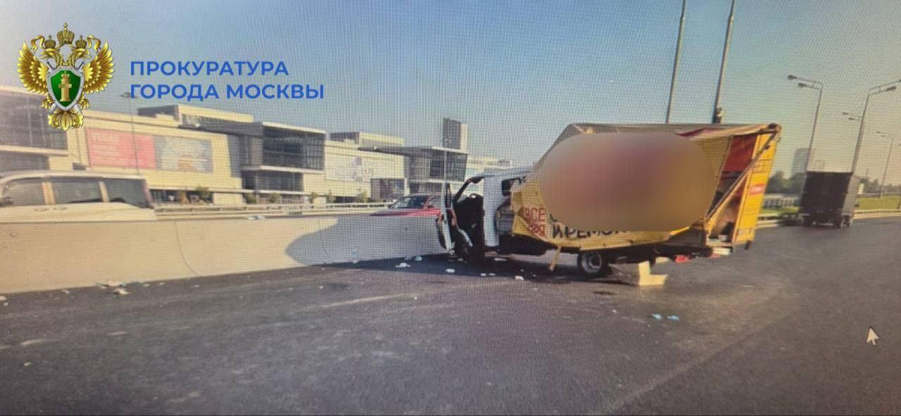 Вчера утром на 67-км МКАД произошло ДТП - автомобиль «Газель» совершил наезд на препятствие За рулем автомобиля находился 16-летний подросток, который не справился с управлением и врезался в железобетонное ограждение. В автомобиле также находился его 17-летний друг. Подросток, неправомерно управлявший автомобилем, госпитализирован. Прокуратура Северо-Западного административного округа контролирует установление всех обстоятельств дорожной аварии.