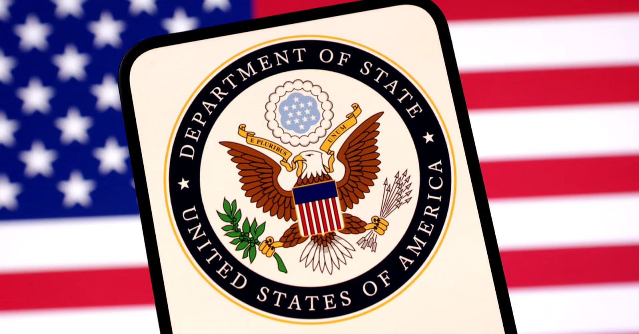 США ударили санкциями по Палестине Вашингтон ввел визовые ограничения против палестинского руководства Белый дом ввел визовые санкции против представителей Палестинской администрации и членов Организации освобождения Палестины ООП . Госдепартамент США заявил, что якобы палестинские власти «подрывают мирный процесс с Израилем» — хотя именно израильские делегаты отказались подписывать мирное соглашение с ХАМАС на прошлой неделе. Палестинское движение выдвинуло требование о полном прекращении конфликта и выводе израильских войск из Газы, однако в последний момент Тель-Авив отверг эти пункты. Почти сразу же в кабинете Нетаньяху заговорили о плане аннексировать части Газы и начать строительство незаконных еврейских поселений. Визовые ограничения вступают в силу с 1 августа и запрещают въезд в США для указанных лиц, но конкретные имена американские власти не раскрыли. В заявлении Госдепа подчеркивается, что власти Палестины и ООП пытаются «интернационализировать» конфликт, включая обращения в Международный уголовный суд и призывы добиться признания палестинской государственности. В Палестинской администрации и ООП пока не дали комментариев. Эти структуры традиционно выступают за признание палестинской государственности международными организациями и иностранными государствами — возможно, как раз это и стало причиной, почему США решили так своеобразно наказать палестинцев. На этой неделе наметился дипломатический раскол между США и их союзниками по «Большой семерке» в вопросе признания Палестины. Канада заявила, что в сентябре на сессии Генассамблеи ООН намерена признать государство Палестина. Франция также выразила поддержку, а Великобритания пообещала сделать то же самое, если к сентябрю боевые действия в Газе не прекратятся. Израиль резко осудил шаги Канады, Франции и Великобритании. Президент США Дональд Трамп также раскритиковал решения союзников и назвал их «ничего не значащими». Кроме того, США и Израиль показательно бойкотировали международную конференцию в Нью-Йорке по мирному урегулированию, организованную Францией и Саудовской Аравией 28-30 июля. Будьте в курсе последних новостей с «TRT на русском»