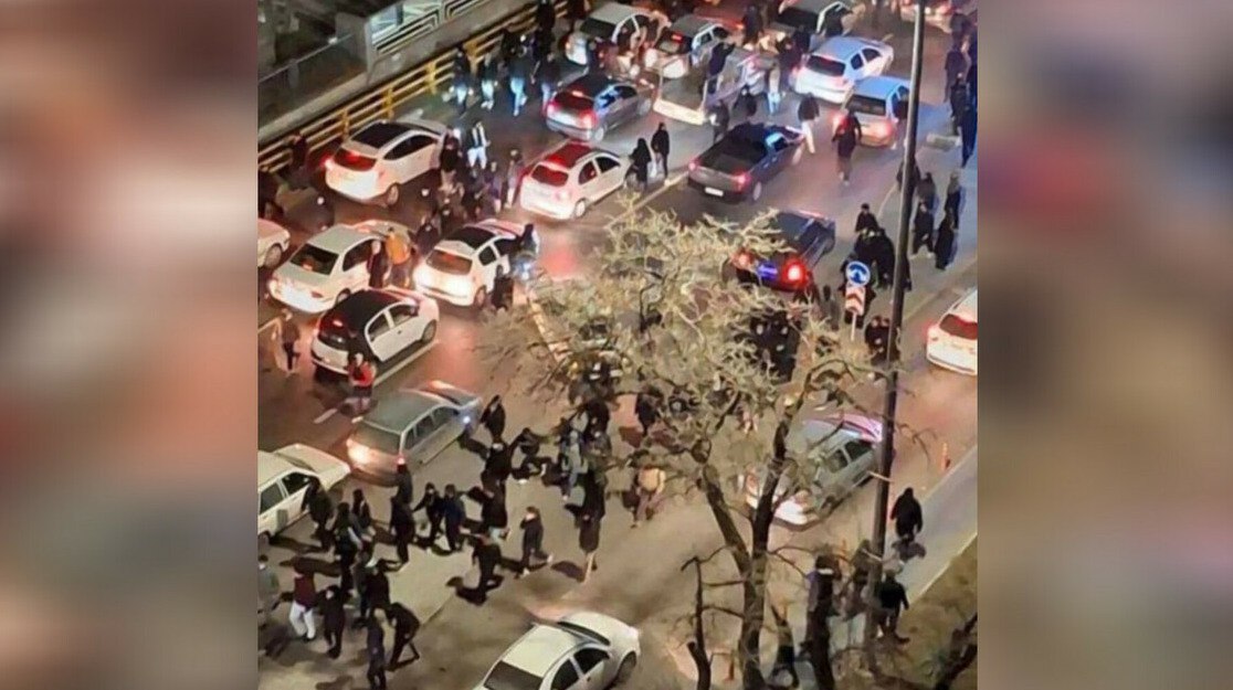 Иран отключил интернет из за массовых протестов В Иране практически полностью исчез интернет трафик IPv6 на фоне протестов пользователи не могут выходить в соцсети передает ArbatMedia В ряде иранских городов наблюдаются серьёзные перебои с доступом в интернет Отключения затронули как мобильные сети так и проводной интернет Пользователи жалуются на невозможность пользоваться мессенджерами и социальными платформами По информации Cloudflare объём трафика по протоколу IPv6 в стране сначала снизился почти на 98 5 а затем вовсе исчез Этот протокол часто используется для обхода ограничений и его исчезновение может указывать на целенаправленные меры со стороны властей Сообщается что доступ к сети ограничивается выборочно правительство блокирует определённые сервисы и ресурсы что затрудняет коммуникацию между участниками протестов и мешает распространению информации Прислать новость