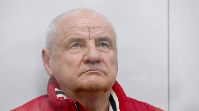 Бывший замминистра обороны Павел Попов потратил деньги для парка "Патриот" на дачу сыну, заявила Главная военная прокуратура. За счет денежных средств, выделенных на обустройство парка "Патриот", были возведены и оборудованы "под ключ" с внутренней отделкой, оснащением мебелью, сантехникой двухэтажный жилой дом и одноэтажный гостевой дом баня , а также двухэтажный гараж", — сообщило ведомство. Попова задержали 29 августа прошлого года, ему предъявили обвинение в мошенничестве в особо крупном размере, служебном подлоге, превышении полномочий и незаконном обороте оружия. В расследовании также фигурируют экс-директор "Патриота" Вячеслав Ахмедов и замначальника главного управления инновационного развития Минобороны генерал-майор Владимир Шестеров. По версии следствия, в 2022-2024 годах они вносили в документы ложные данные о выполненных работах в парке и похитили более 25 млн. руб. Их имущество арестовали на сумму более 100 млн.