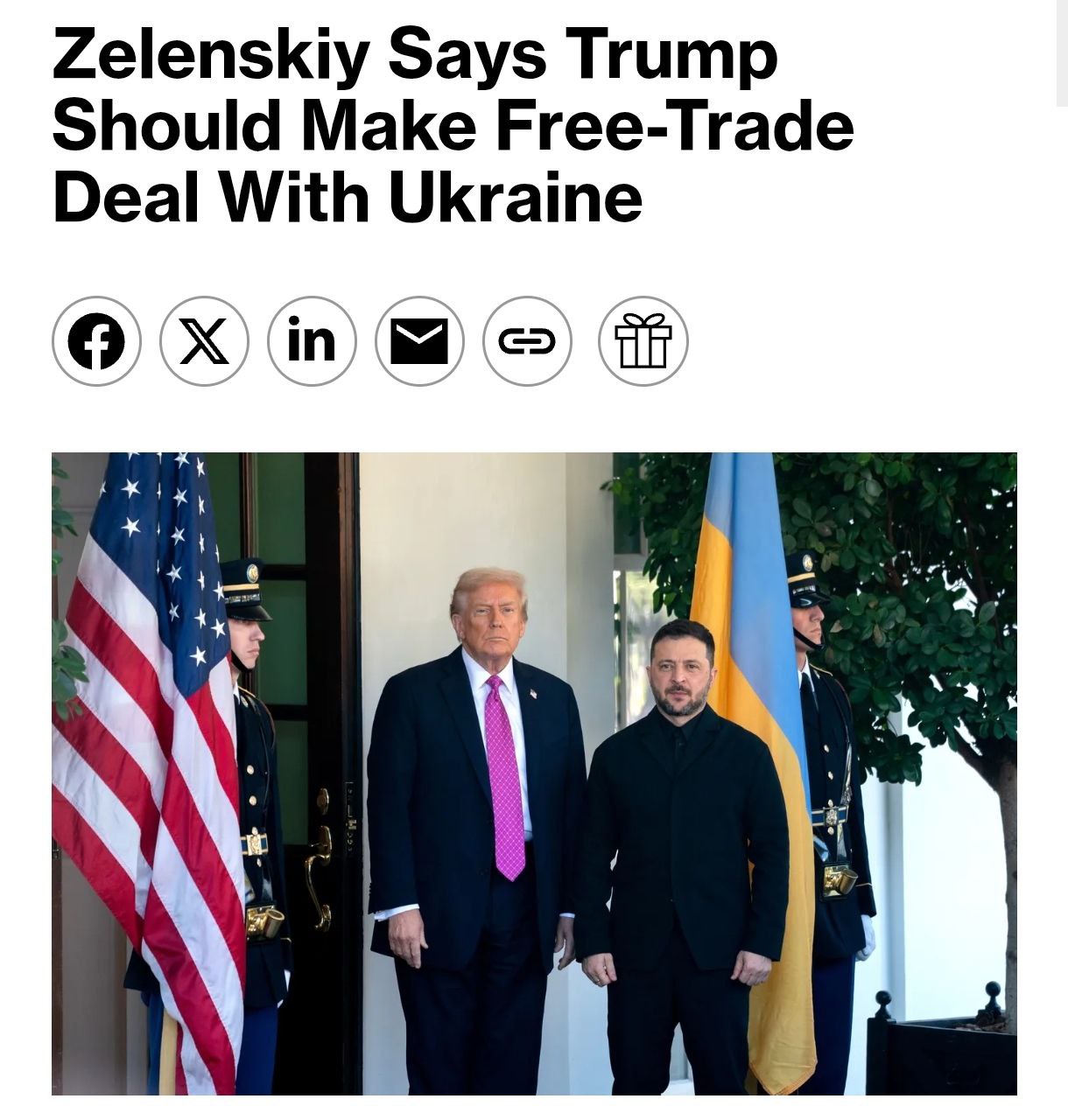 Украина рассматривает предложение США о создании свободной экономической зоны на Донбассе в случае прекращения огня Об этом заявил Зеленский агентству Bloomberg По его словам речь идет о территории после отвода войск обеих сторон где может действовать особый правовой и налоговый режим Формат сложный но справедливый сказал Зеленский Это не может быть односторонним решением Нужны симметричные действия добавил президент подразумевая отвод войск с обеих сторон Зеленский также дал понять что этот вопрос могут вынести на референдум Это очень чувствительный вопрос и без обсуждения с обществом такие вещи не решаются сказал президент Отдельно он напомнил что альтернативный сценарий предполагает прекращение огня с сохранением войск на нынешних позициях В таком случае речь идет о замораживании линии столкновения а не самого конфликта заявил Зеленский Он не уточнил содержатся ли такие нормы в плане США который передан в Москву либо это предложения Украины Напомним Россия требует вывода украинских войск из Донецкой области В первоначальном плане мирного плана Трампа США также поддерживали этот вариант В каком виде этот пункт находится сейчас неизвестно