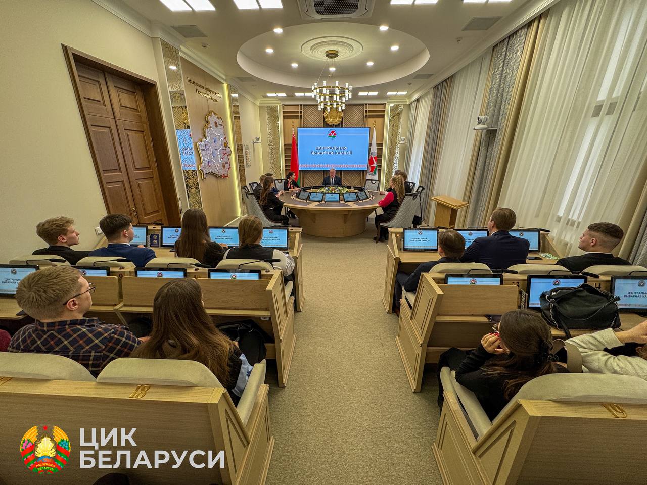 ⏺Председатель ЦИК Беларуси Игорь Карпенко встретился с волонтерами, которые сопровождали иностранных  международных  наблюдателей на выборах Президента Республики Беларусь.  Волонтеры не только помогали решать иностранным  международным  наблюдателям организационные вопросы связанные с пребывание в нашей стране, но и выступали в роли переводчиков при посещении наблюдателями  участков для голосования, общения с членами участковых комиссий и избирателями.  Участники встречи обменялись мнениями о прошедшей избирательной кампании, а также поделились опытом работы с иностранными  международными  наблюдателями.    Как отметили волонтеры, иностранные  международные  наблюдатели высоко оценивали проведенную избирательную кампанию, ее открытость и гласность. Многие даже отмечали, что пребывание в нашей стране превзошло всё их ожидание. Гости не только посещали участки для голосования, но и общались с гражданами нашей страны, знакомились с культурными объектами.    В завершении встречи Игорь Карпенко поблагодарил волонтеров за работу на выборах и вручил благодарственные письма ЦИК Беларуси.