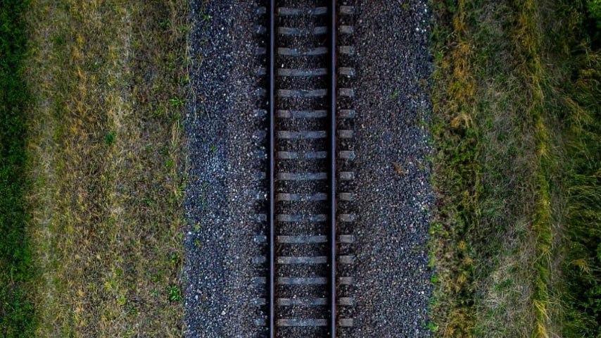 В Ростовской области из-за снегопада задерживаются пассажирские поезда  Из-за сильного снегопада в Ростовской области более десяти пассажирских поездов дальнего следования и электричек с 4 часов утра идут с опозданием, сообщила пресс-служба СКЖД.  По некоторым маршрутам отставание от графика составляет до двух часов, в частности, на это время были задержаны поезда, следующие в Москву из Кисловодска и Адлера, а также из Москвы в Адлер. Отставание пригородных поездов, следующих по северу области, составило от 30 минут до 2 часов.   По информации СКЖД, к 11 часам утра последствия непогоды устранены.  «Железнодорожники предпринимают все необходимые меры, чтобы сократить время отставания и ввести поезда в график», — говорится в сообщении перевозчика.