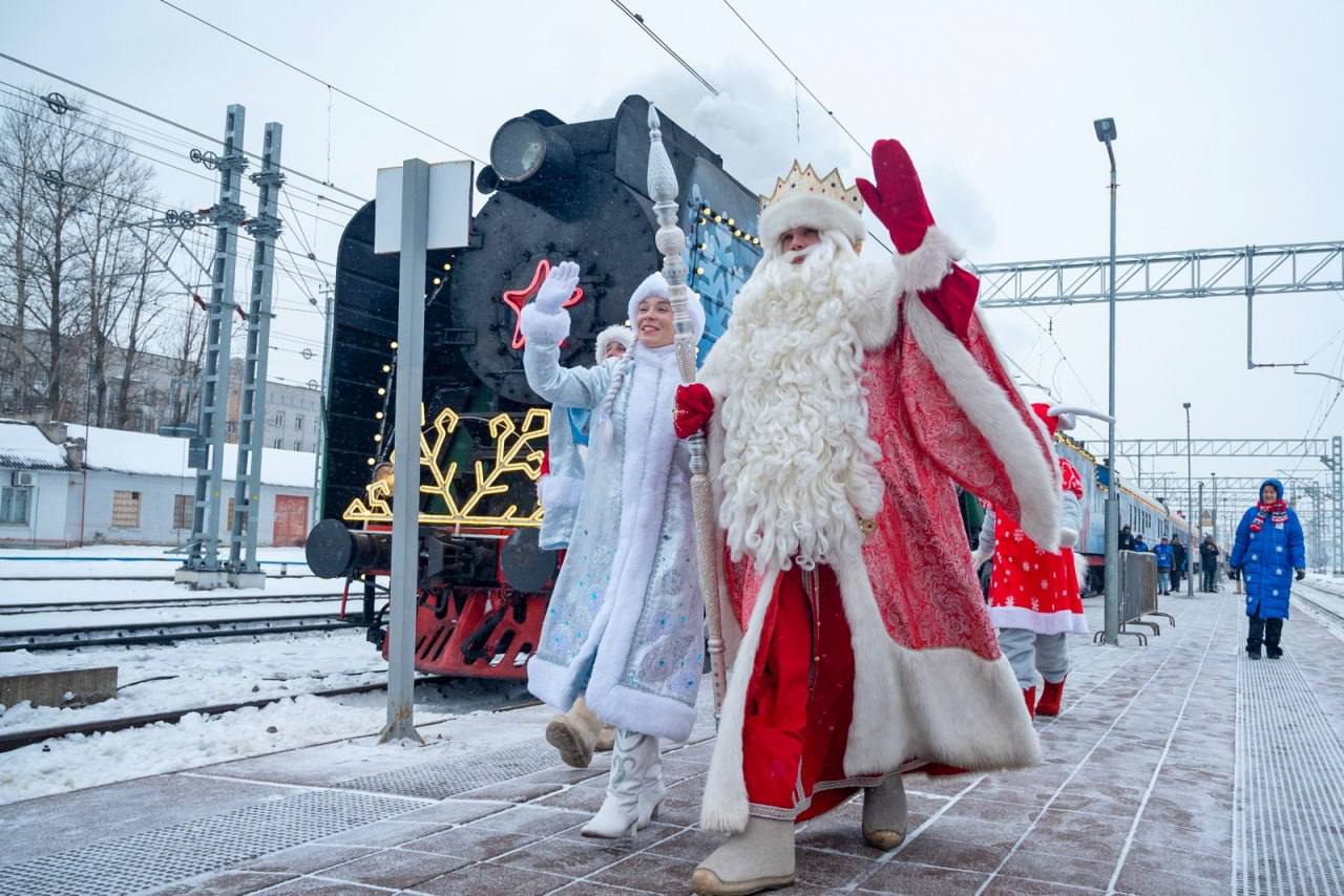 В Уфу прибудет Поезд Деда Мороза   25 декабря в 11:00 на железнодорожный вокзал Уфы прибудет сказочный Поезд Деда Мороза. Большое путешествие по стране подготовила компания «РЖД».   Главный волшебник из Великого Устюга выйдет на перрон в 11:03, чтобы поздравить жителей и гостей столицы Башкортостана с наступающим Новым Годом.  Для всех желающих будет организована праздничная анимационная программа. Она начнется в 10:40, за 20 минут до прибытия поезда, и продлится до 14:00. В 16:00 Дед Мороз выйдет на платформу еще раз, чтобы попрощаться с гостями праздника.  В связи с проведением мероприятия 25 декабря с 10:30 до 17:00 будет закрыта парковка на Привокзальной площади.  Передвижная резиденция Деда Мороза – это специальный празднично оформленный поезд, состоящий из вагонов для игр и квестов, салона-приемной, вагона-ресторана и других. Часть из них открыта для свободного посещения. В частности, вагон-ресторан, где повара готовят уникальные северные блюда, и вагон-лавка с сувенирами и сладостями Русского Севера.  Администрация г. Уфа    БашПрирода