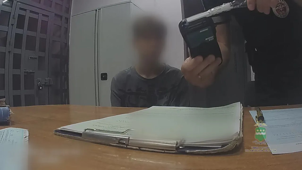 11-летний мальчик на машине отца катался пьяным по Благовещенску В Благовещенске сотрудники дорожно-патрульной службы остановили автомобиль Toyota Corona Premio, за рулем которого находился 11-летний подросток. Инцидент произошел на улице Пушкина. Как установили полицейские, ребенок находился в состоянии алкогольного опьянения. Машину он взял у отца без разрешения. Как сообщает УМВД по Амурской области, автомобиль был эвакуирован на охраняемую стоянку. Мать несовершеннолетнего привлекут к административной ответственности по статье 20.22 КоАП РФ, предусматривающей наказание за нахождение несовершеннолетних в состоянии опьянения. Подросток будет поставлен на профилактический учет в подразделении по делам несовершеннолетних. Информация о случившемся также направлена в медицинское учреждение для постановки ребенка на учет и проведения профилактических мероприятий. ТЕЛЕПОРТ.РФ – здесь все об Амурской области Написать нам
